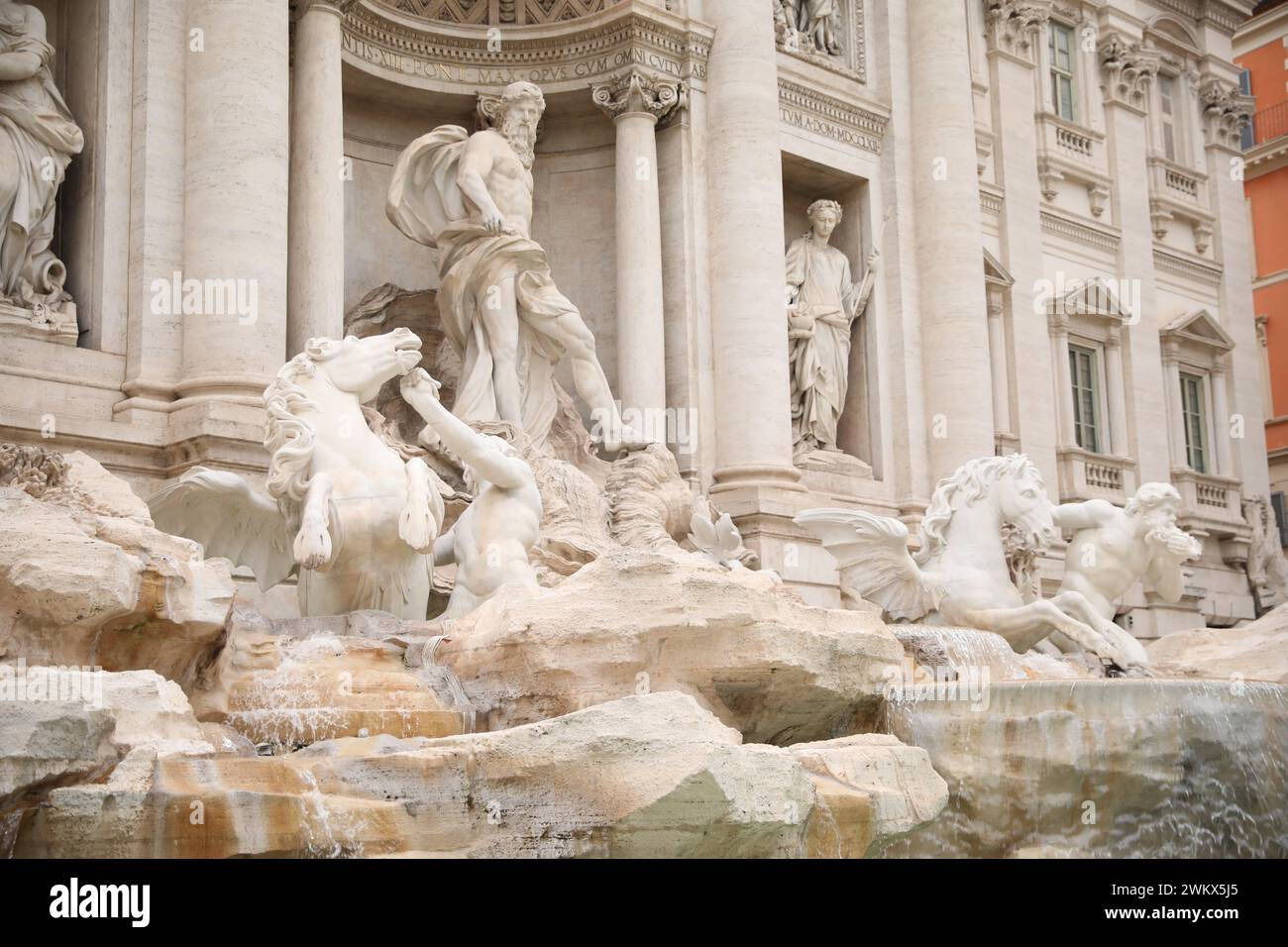 ROMA, ITALIA - 5 FEBBRAIO 2024: Splendida fontana di Trevi all'aperto Foto Stock