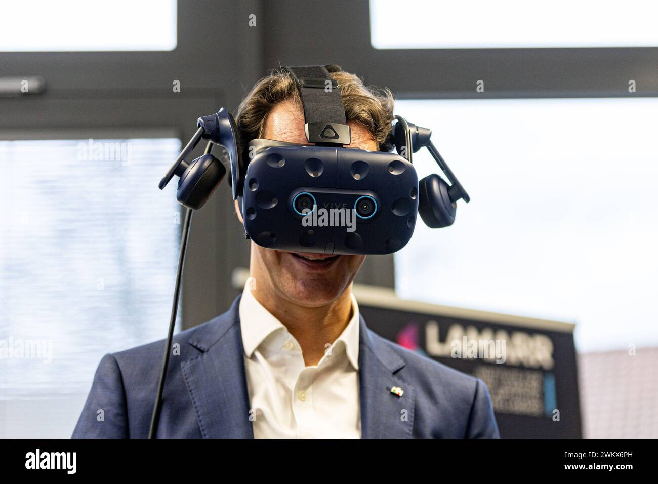 NRW Ministerpräsident Hendrik Wüst CDU trägt für eine Vorführung eine VR Brille - NRW Ministerpräsident Hendrik Wüst im Rheinland. Besuch des Humanoid Robots Lab der Universität Bonn 22.02.2024 Bonn Poppelsdorf NRW Deutschland *** NRW Ministro Presidente Hendrik Wüst CDU indossa occhiali VR per una dimostrazione NRW Ministro Presidente Hendrik Wüst in Renania visita al laboratorio Humanoid Robots presso l'Università di Bonn 22 02 2024 Bonn Poppelsdorf NRW Germania Foto Stock