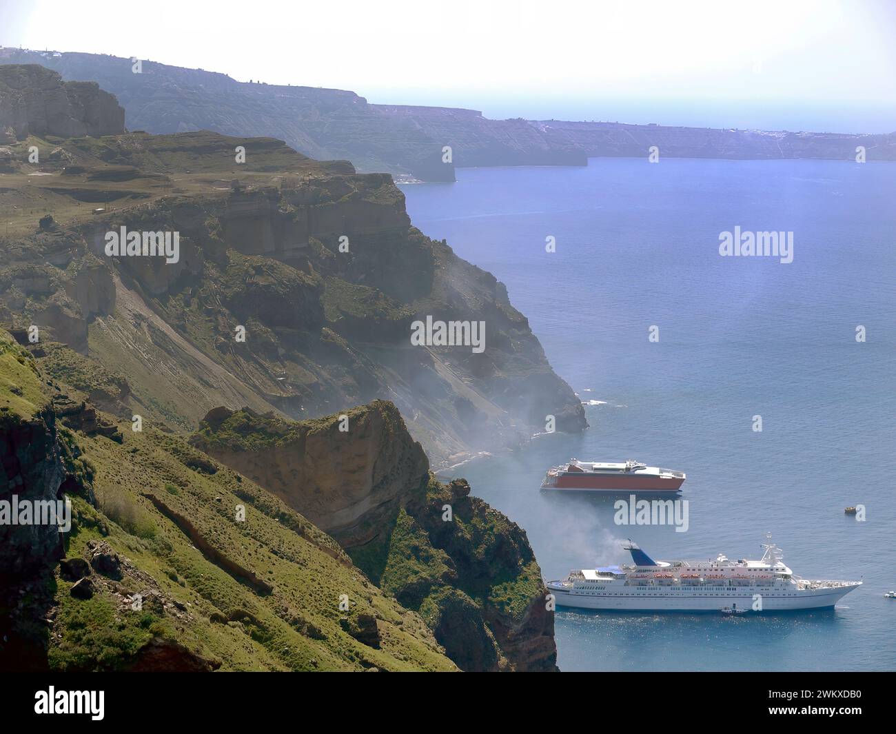 Due navi nautiche o crociera in mare egeo blu partenza dal porto dell'isola di Santorini, destinazione di viaggio, Grecia, vista ad angolo alto, trasporto Foto Stock