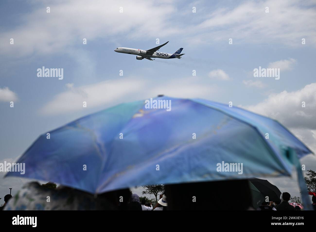 Singapore. 22 febbraio 2024. Un Airbus A350-1000 passeggeri vola durante l'esposizione aerea del Singapore Airshow tenutasi presso il Changi Exhibition Centre di Singapore il 22 febbraio 2024. Credito: Poi Chih Wey/Xinhua/Alamy Live News Foto Stock