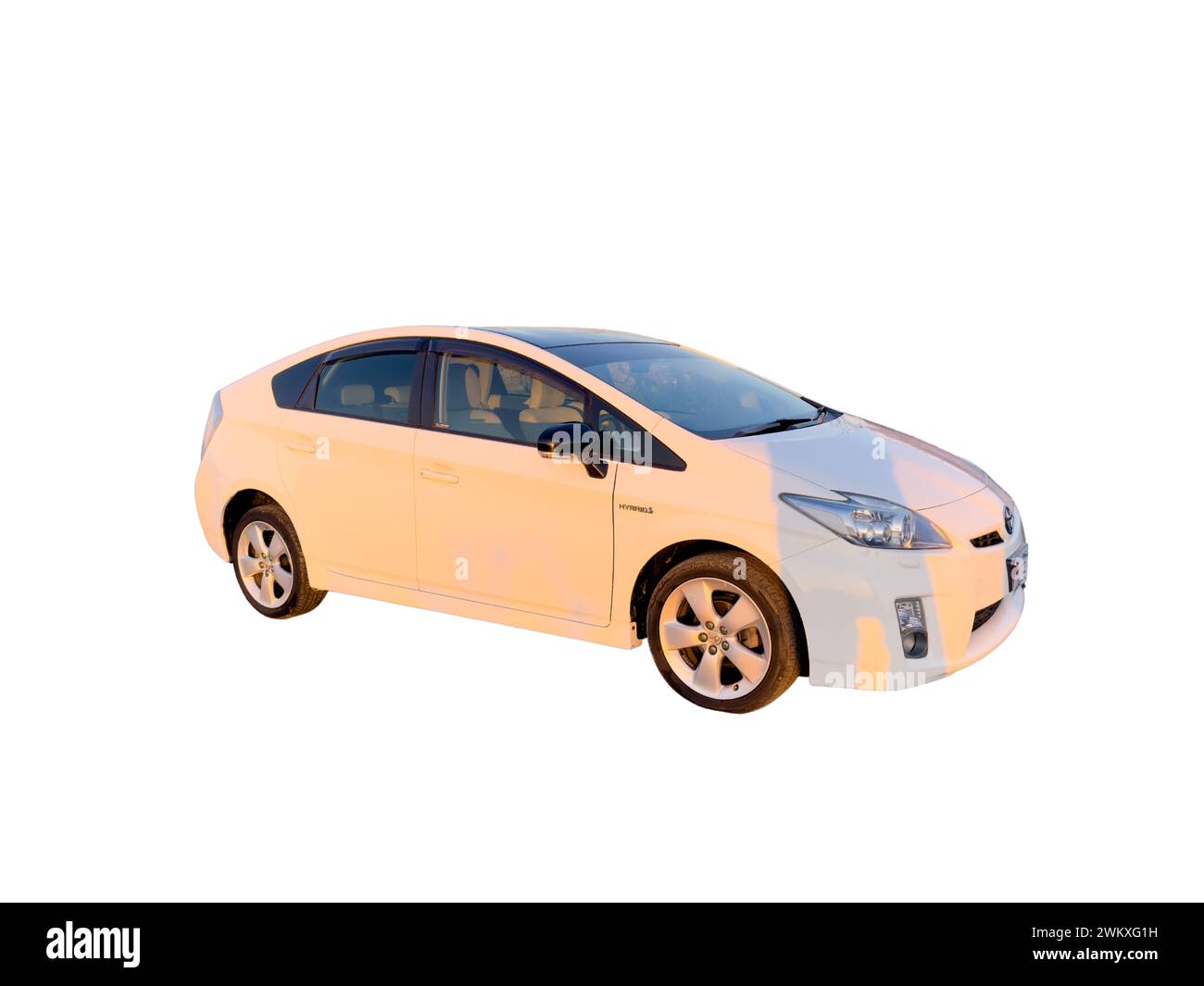 Toyota Prius ibrida su sfondo bianco: SWAT, Pakistan - 20 febbraio 2024. Foto Stock