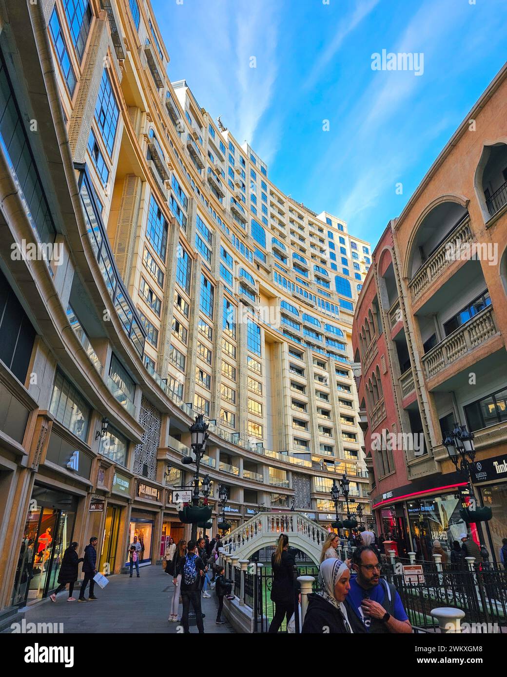 Una strada cittadina piena di auto, persone e grattacieli Foto Stock