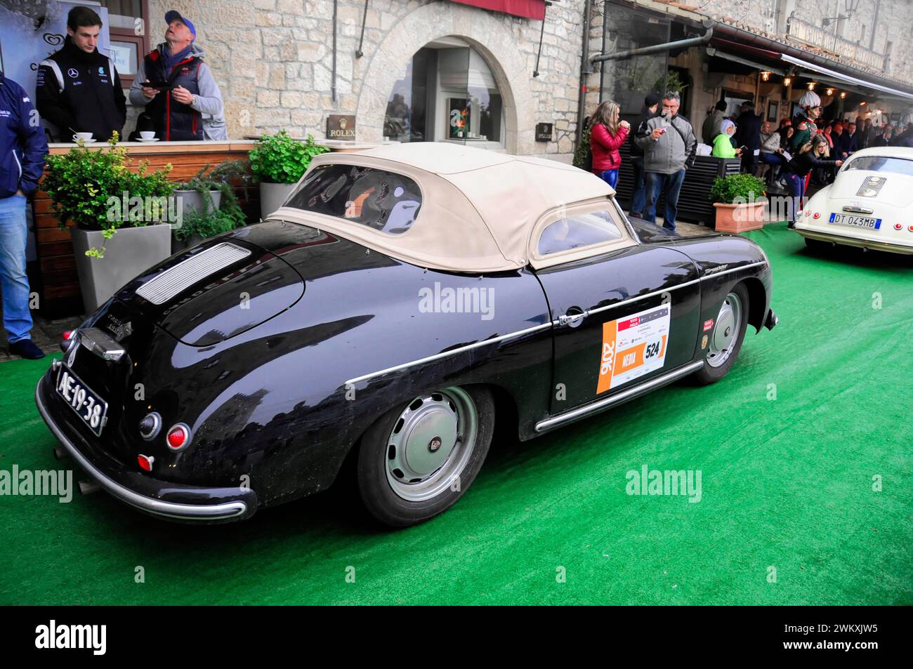 Mille miglia 2016, controllo del tempo, checkpoint, SAN MARINO, gara di auto d'epoca. San Marino, Italia Foto Stock