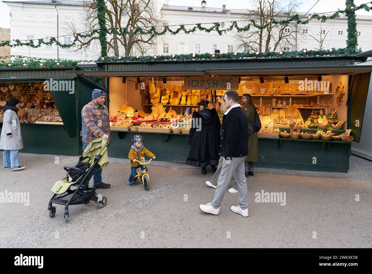 Bancarelle con prodotti in legno per la casa al Christkindlmarkt, mercatino di Natale a Salisburgo, Austria Foto Stock
