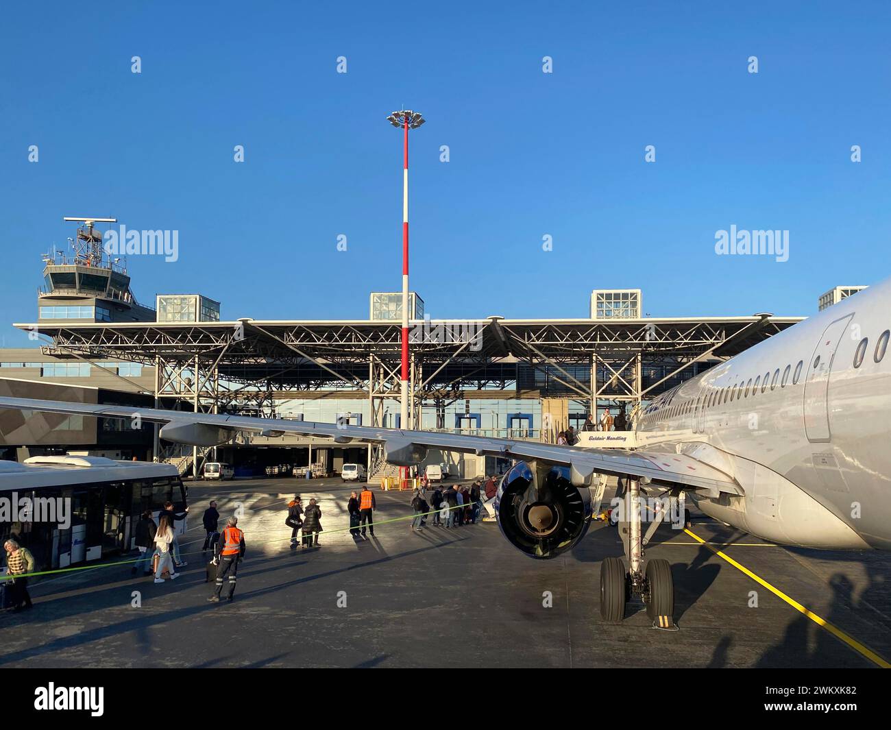 I passeggeri che salgono a bordo dell’aeromobile dalla navetta, Aegan Airlines, Tarmac, Makedonia Airport, Thessaloniki Airport, Macedonia, Grecia, Europa Foto Stock