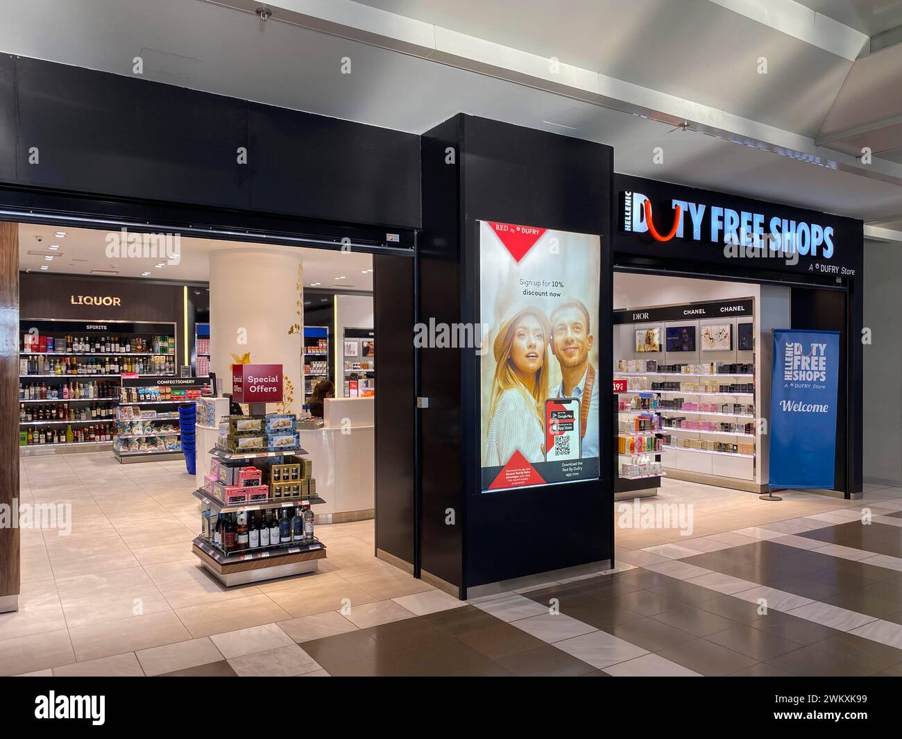Vista interna dei negozi duty free, aeroporto di Makedonia, aeroporto di Salonicco, Macedonia, Grecia, Europa Foto Stock