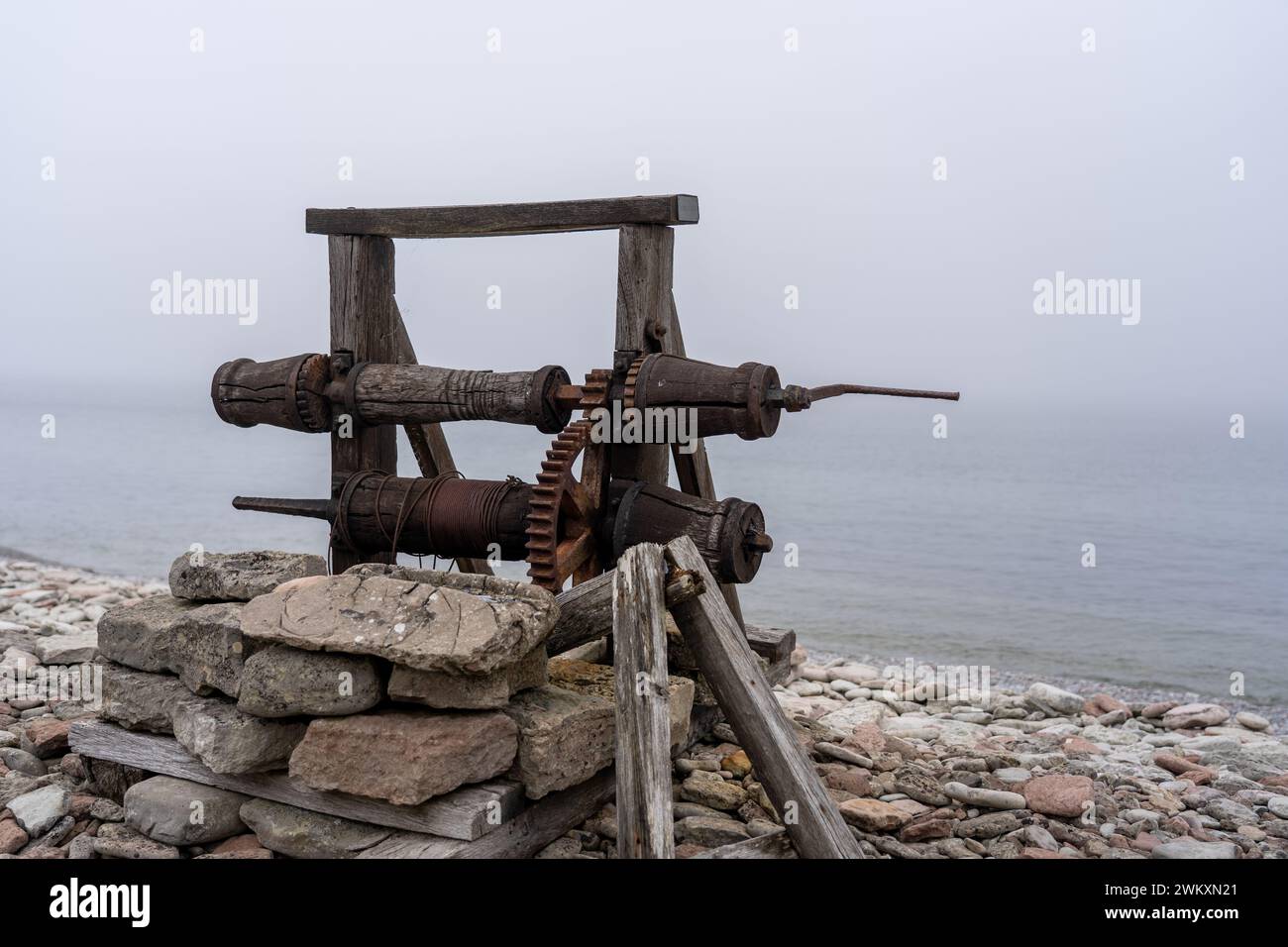 Verricello sulla costa vicino al bordo dell'acqua Foto Stock