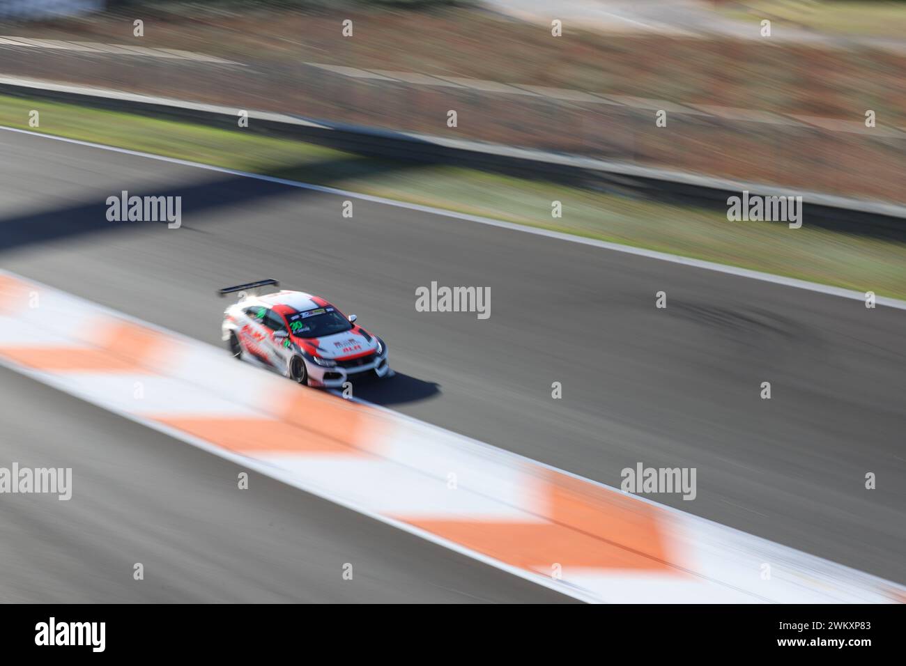 Una vettura da competizione di categoria GT3 che corre sul circuito Ricardo Tormo di Cheste, Valencia, Spagna Foto Stock