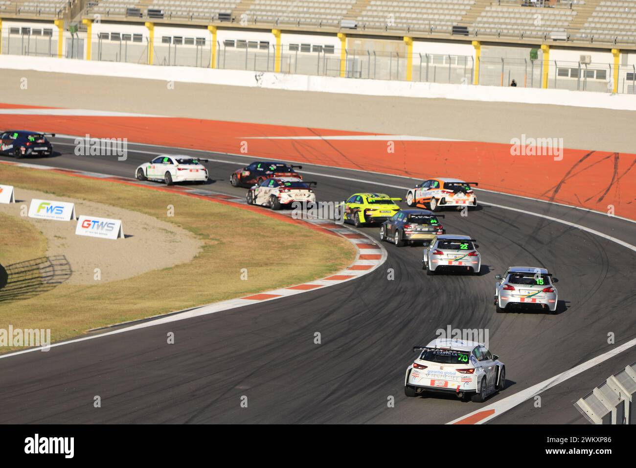 Una vettura da competizione di categoria GT3 che corre sul circuito Ricardo Tormo di Cheste, Valencia, Spagna Foto Stock