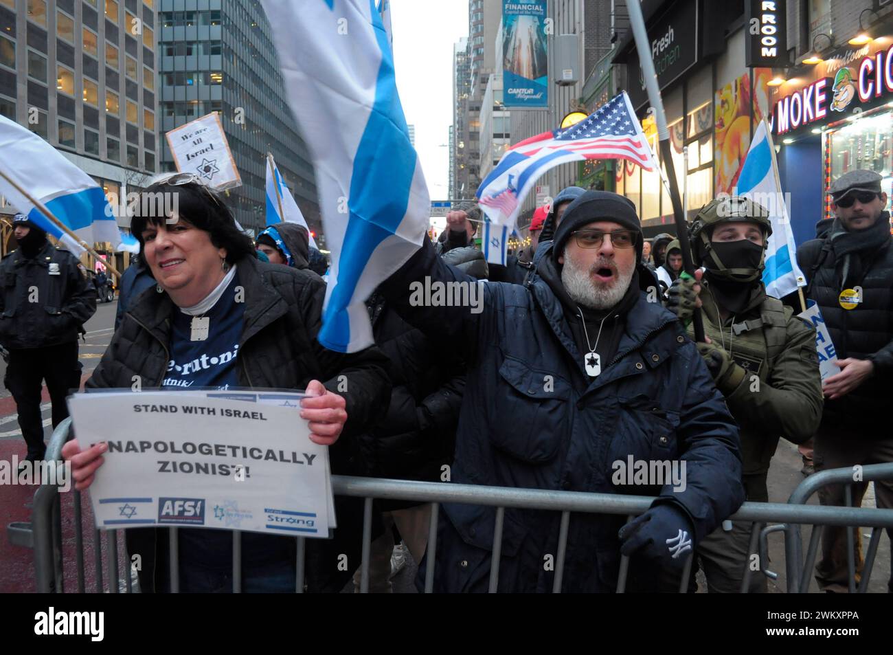 I manifestanti pro-israeliani cantano slogan e sventolano bandiere israeliane dall'altra parte della strada di un raduno pro-Palestina. I manifestanti marciarono a Manhattan, New York, condannando il gruppo di lobbying filo-israeliano, l'American Israel Public Affairs Committee, o AIPAC. I manifestanti si sono opposti all'AIPAC per aver influenzato le politiche statunitensi a sostegno delle operazioni militari delle forze di difesa israeliane a Gaza. I manifestanti protestarono anche contro i senatori di New York Chuck Schumer e Kirsten Gillibrand per aver sostenuto la guerra di Israele contro Hamas. Martedì, l'agenzia alimentare delle Nazioni Unite, il programma alimentare mondiale, ha messo in pausa i mercantili alimentari Foto Stock