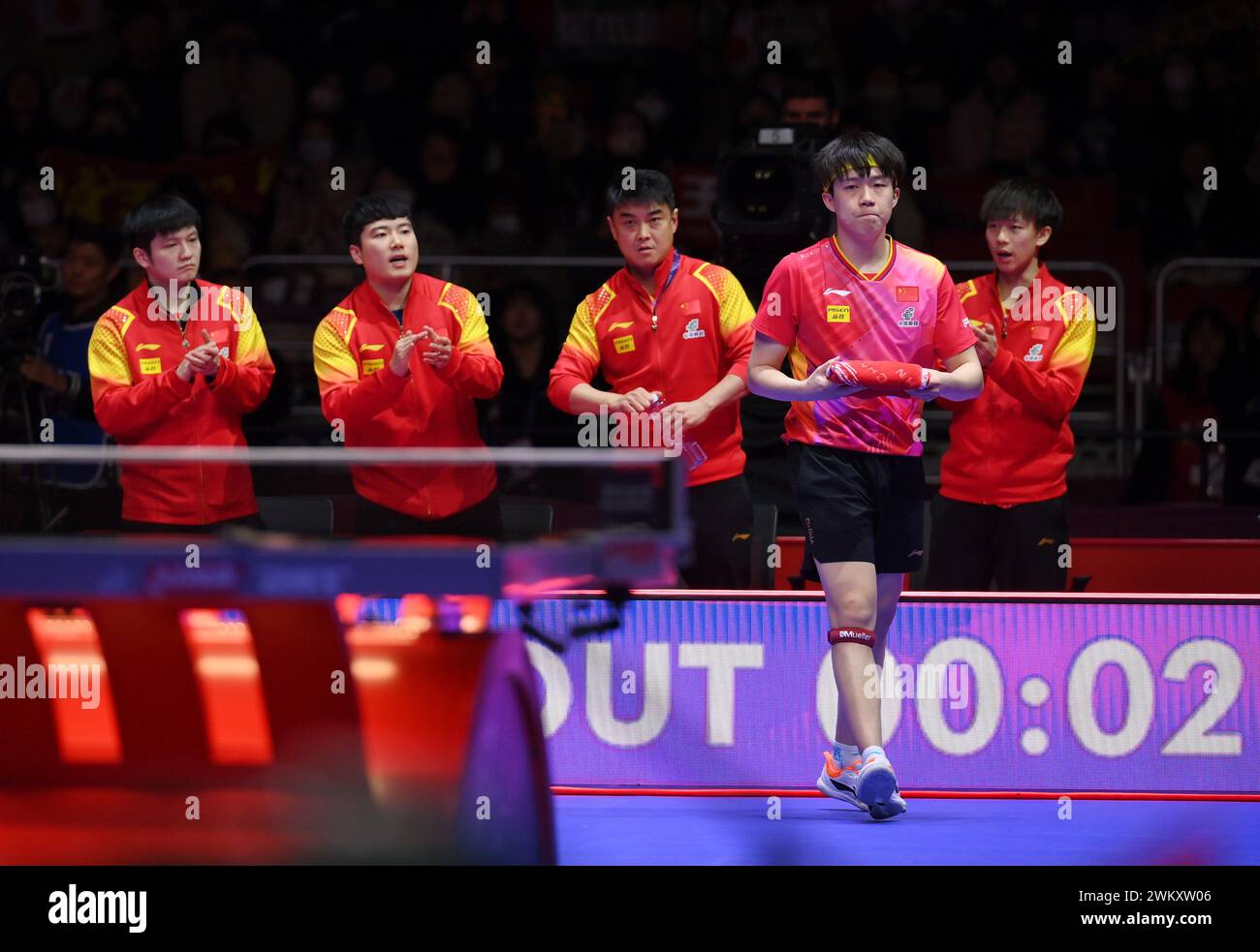 Pechino, Corea del Sud. 22 febbraio 2024. Wang Chuqin (davanti) della Cina cammina al tavolo durante il match dei quarti di finale tra Cina e Giappone all'ITTF World Team Tennis Championships Finals Busan 2024 a Busan, Corea del Sud, 22 febbraio 2024. Crediti: Tao Xiyi/Xinhua/Alamy Live News Foto Stock