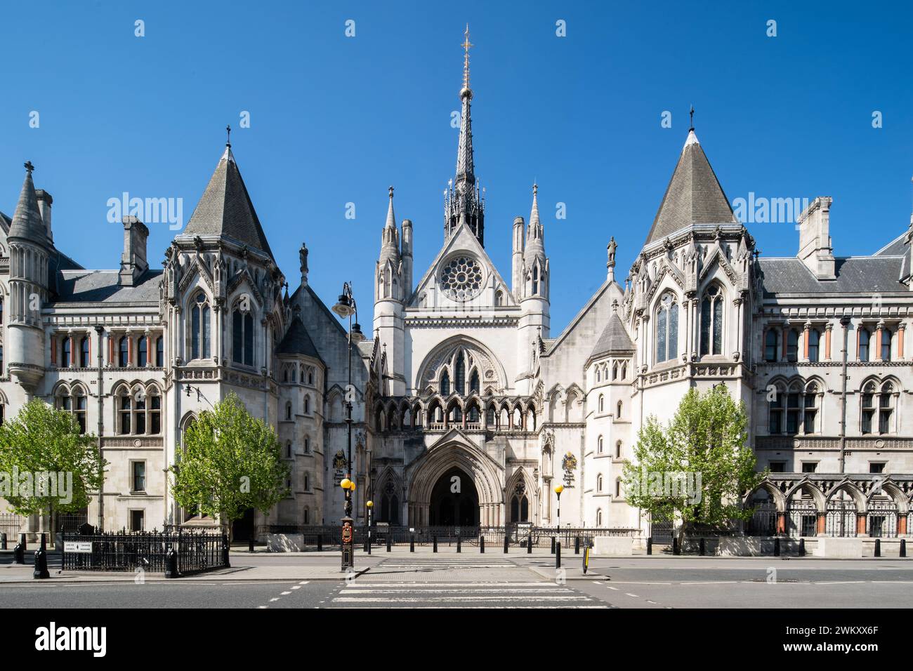 Foto del file del 22/04/20 della Royal Courts of Justice di Londra. Il ricorso a cause legali per intimidire giornalisti e attivisti in silenzio deve essere fermato, i ministri ascolteranno. Venerdì l'ex ministro laburista Wayne David solleciterà i parlamentari a sostenere il suo contenzioso strategico contro la legge sulla partecipazione pubblica. I contenziosi strategici contro la partecipazione pubblica (Slapps) sono spesso usati dai ricchi per tentare - in base alle leggi sulla diffamazione e sulla privacy - di impedire a giornalisti o attivisti di esporre atti illeciti. Data di pubblicazione: Venerdì 23 febbraio 2024. Foto Stock