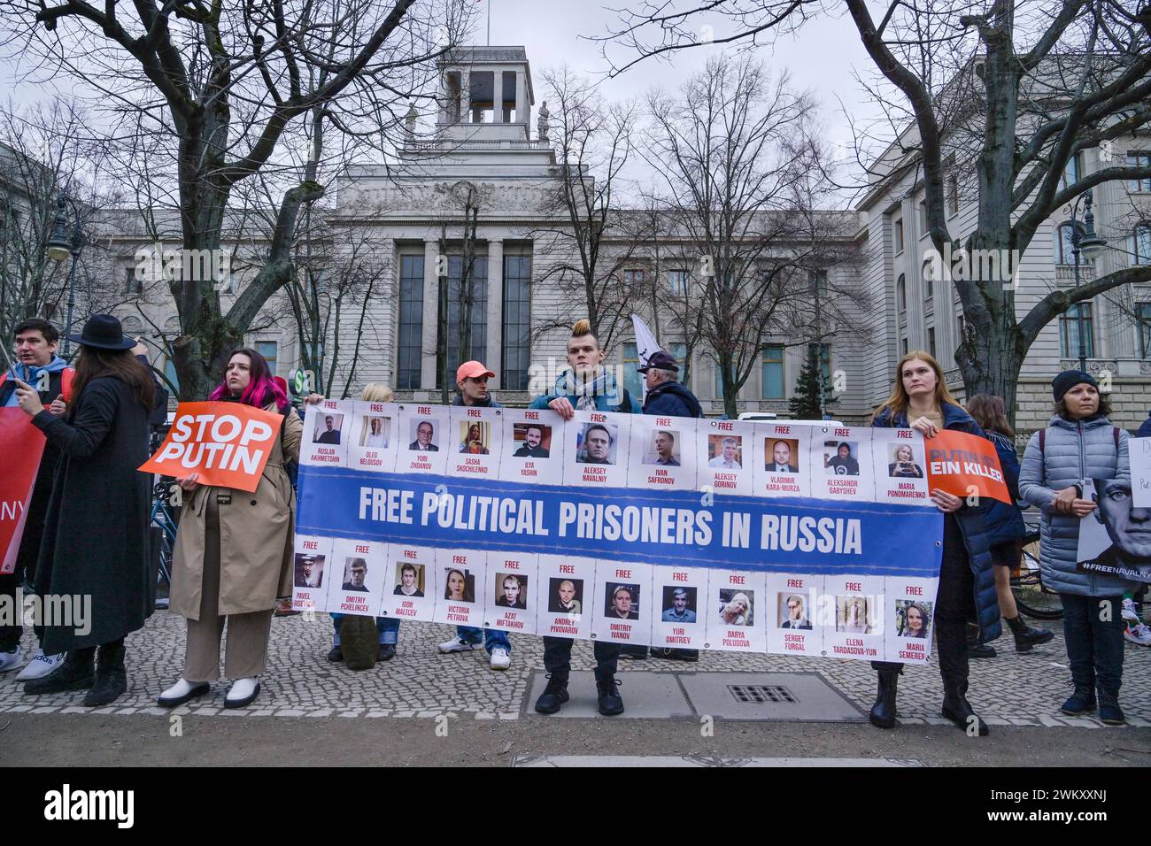 Protestation vor der Russischen Botschaft am Tag des Todes von Alexej Navalnij, Unter den Linden, Mitte, Berlin, Deutschland Foto Stock