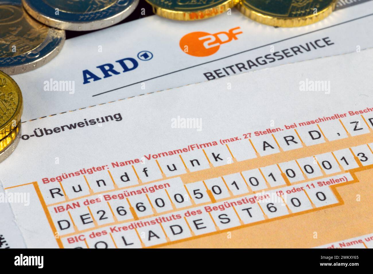 Immagine simbolica del canone di trasmissione, servizio di contribuzione, Germania: Primo piano di una carta intestata con logo ARD e logo ZDF e una ricevuta di rimessa e c Foto Stock