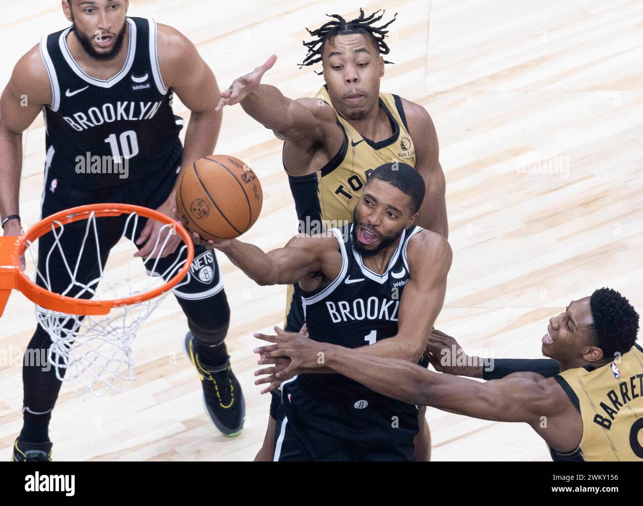 Toronto, Canada. 22 febbraio 2024. Mikal Bridges (2nd R) dei Brooklyn Nets si è piazzato durante la partita di stagione regolare NBA 2023-2024 tra Toronto Raptors e Brooklyn Nets a Toronto, Canada, il 22 febbraio 2024. Crediti: Zou Zheng/Xinhua/Alamy Live News Foto Stock