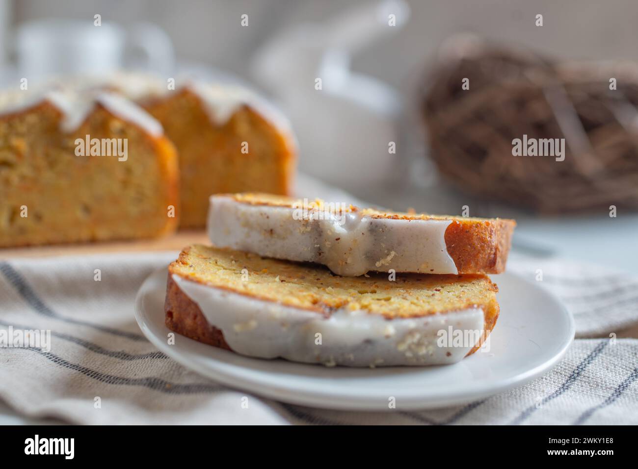 torta con spugna di carote fatta in casa Foto Stock