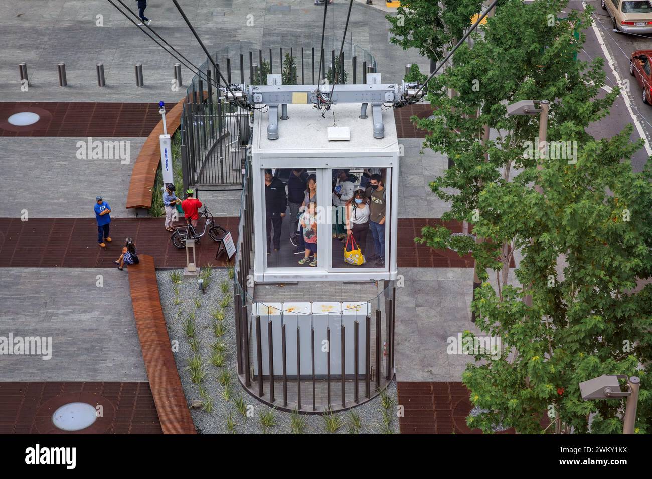 San Francisco, USA - 9 settembre 2022: Gondola Salesforce Transit Center che trasporta passeggeri al Salesforce Park nella SOMA, Market Street sottostante Foto Stock