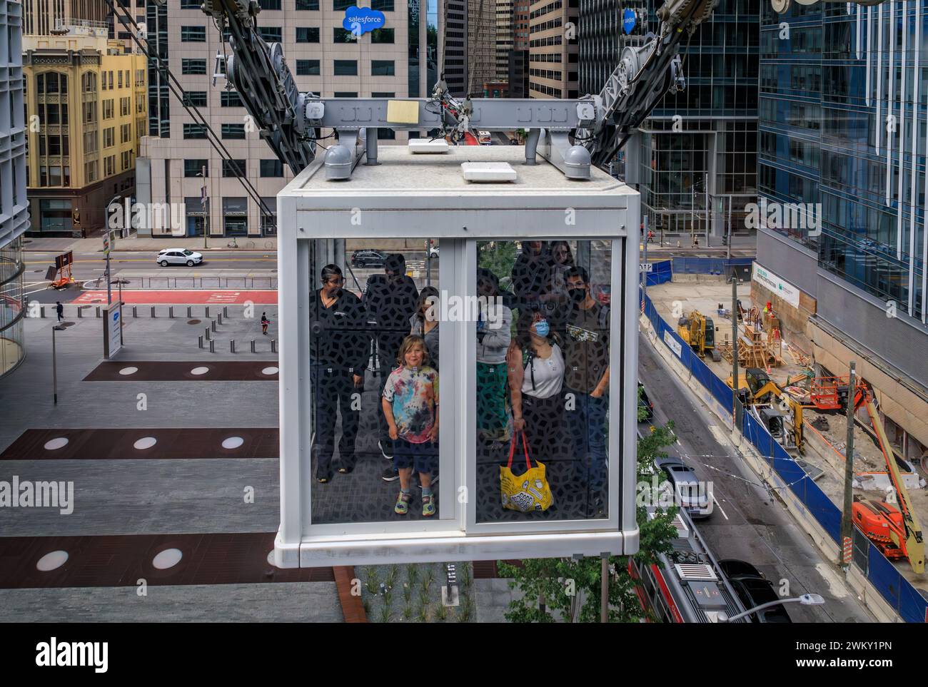 San Francisco, USA - 9 settembre 2022: Gondola Salesforce Transit Center che trasporta passeggeri al Salesforce Park nella SOMA, Market Street sottostante Foto Stock