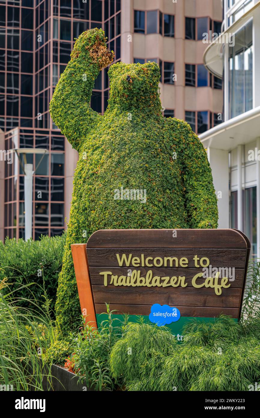San Francisco, USA - 9 settembre 2022: Codey the Bear topiary con un cartello per Salesforce trailblazer Cafe in cima al Salesforce Transit Center Foto Stock