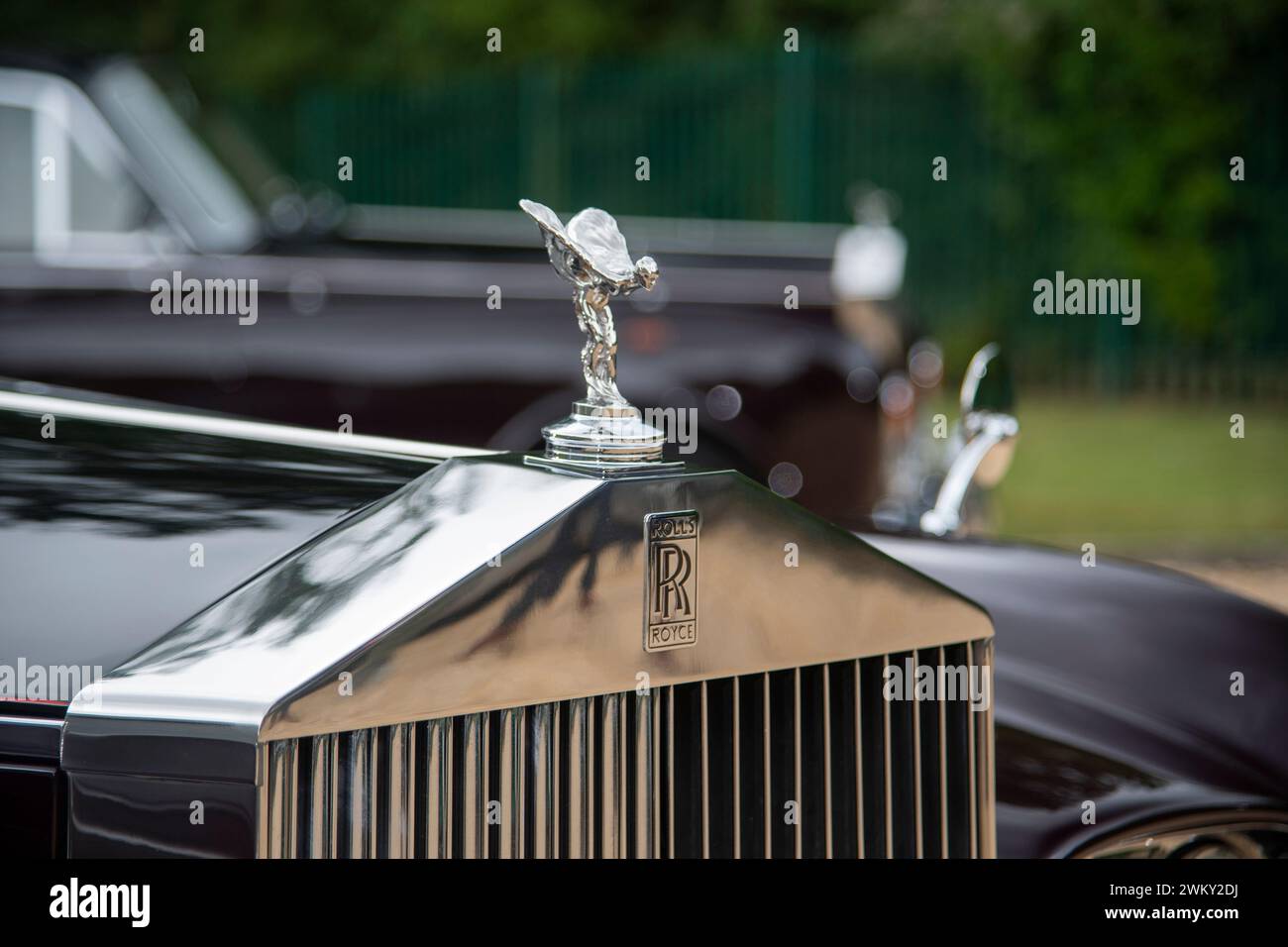 1964 Rolls-Royce Phantom V Limousine di Mulliner Park Ward - BFH1 Ex-HRH Princess Alexandra (viola) e 1970 (nero, 1 BFY) Foto Stock