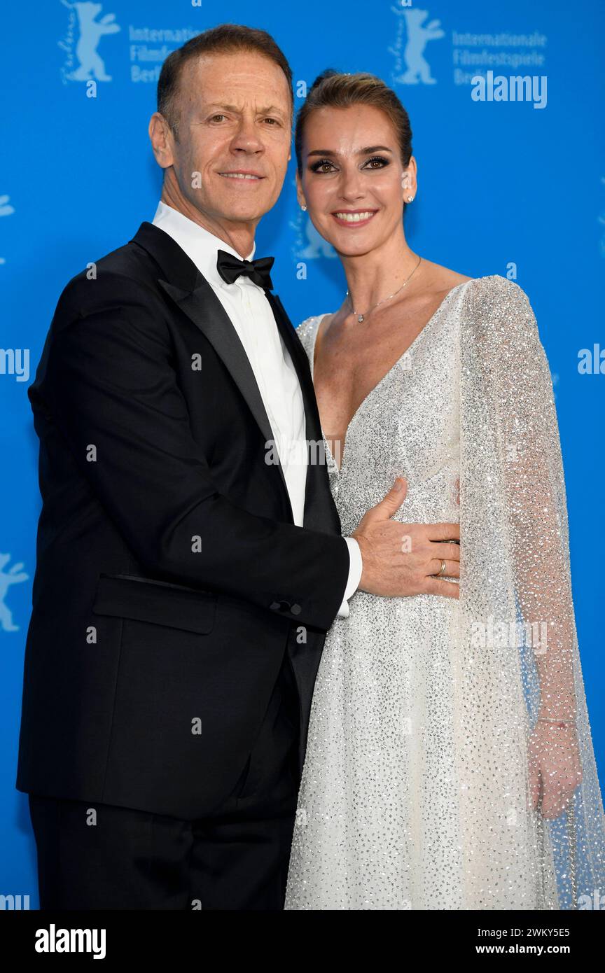 Rocco Siffredi mit Ehefrau Rosa Caracciolo beim Photocall zur miniserie Supersex auf der Berlinale 2024 / 74. Internationale Filmfestspiele Berlin im Hotel Grand Hyatt. Berlino, 22.02.2024 *** Rocco Siffredi con la moglie Rosa Caracciolo al photocall per la miniserie Supersex al Berlinale 2024 74 Berlin International Film Festival all'Hotel Grand Hyatt Berlin, 22 02 2024 foto:XC.xNiehausx/xFuturexImagex supersex_4249 Foto Stock