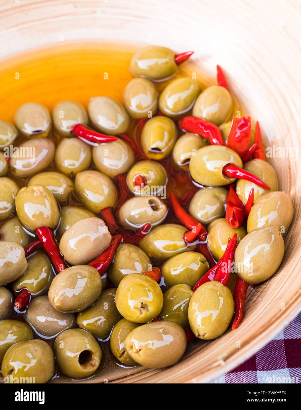 Ciotole di olive al peperoncino verde in vendita al mercato artigianale di Waddesdon Manor Foto Stock