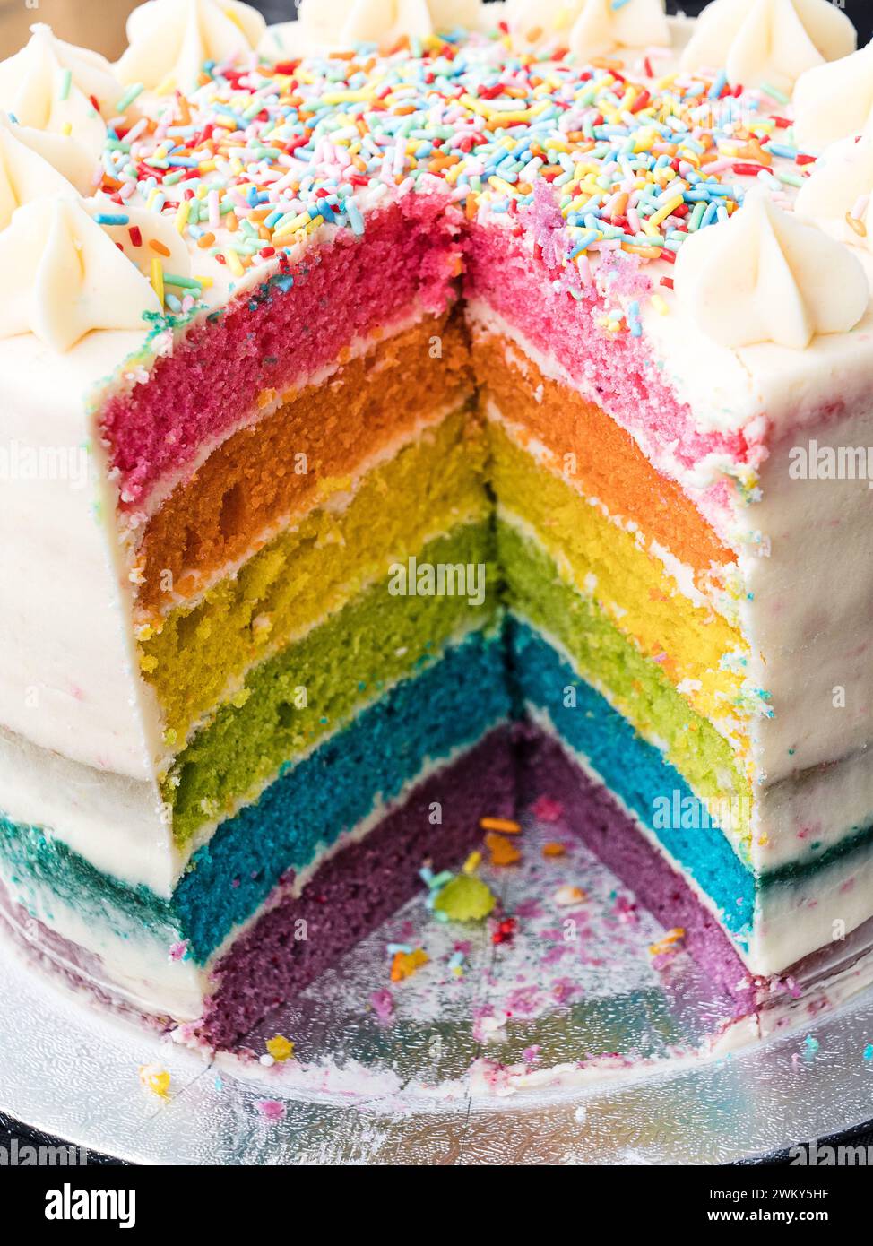 Torta Arcobaleno in vendita al mercato artigianale Waddesdon Manor Foto Stock