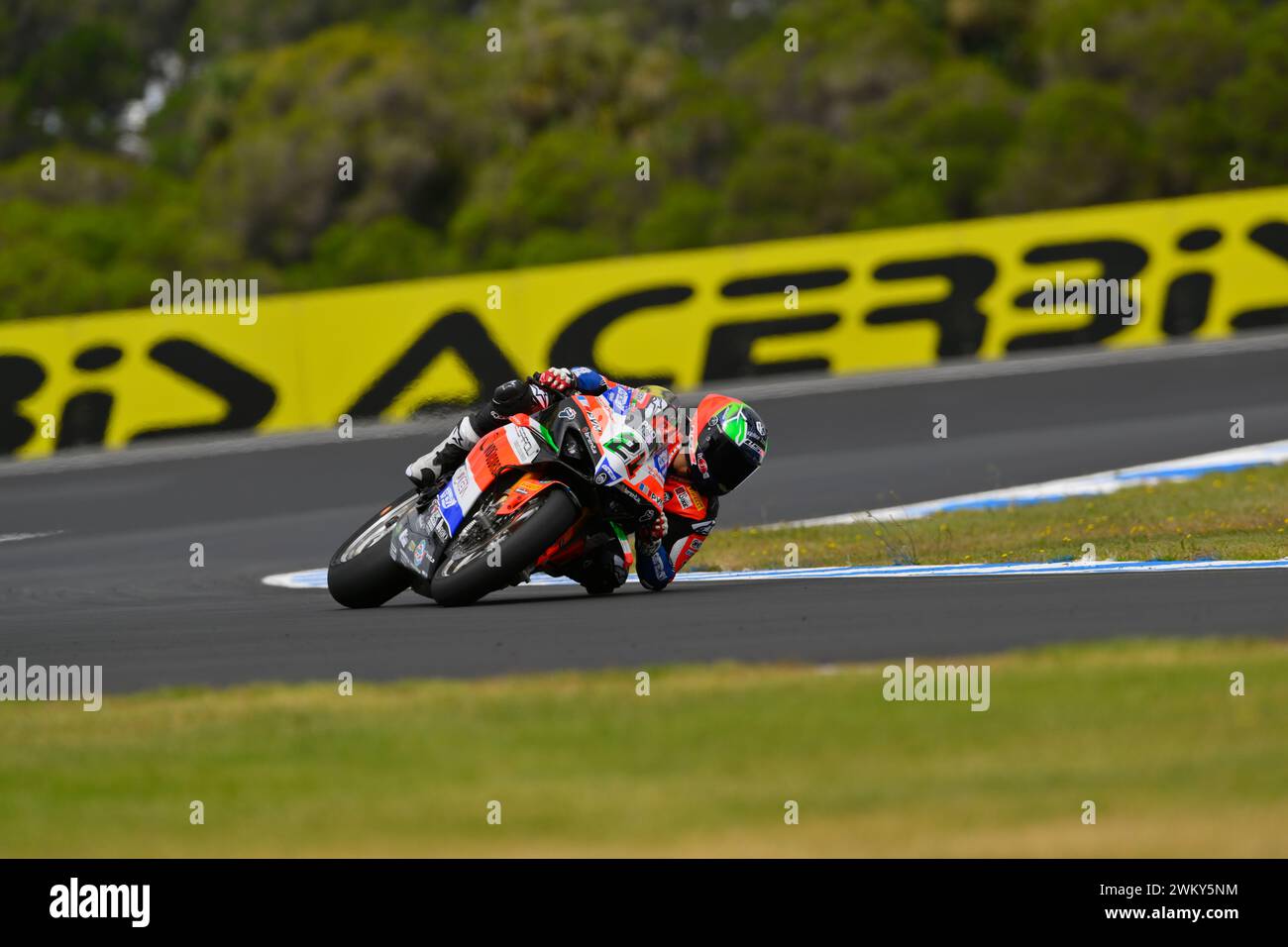 MELBOURNE, AUSTRALIA. 23 febbraio 2024. Michael Ruben Rinaldi (21) dell'Italia in sella alla Ducati Panigale V4R per il Team Motocorsa Racing al round di apertura del Campionato Mondiale Superbike 2024 sul circuito di Phillip Island. Accreditare Karl Phillipson/Alamy Live News Foto Stock