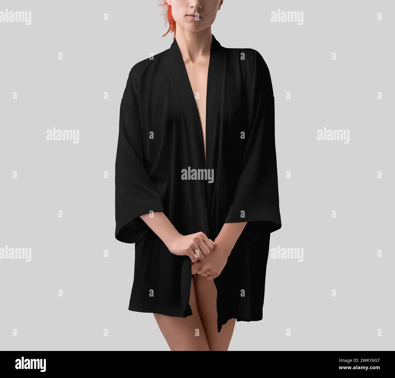 Modello di kimono nero su ragazza slanciata, abito di seta sulla vista frontale della donna, spazio per il design, stampa, motivo, branding. Mockup di abbigliamento femminile per la casa abo Foto Stock