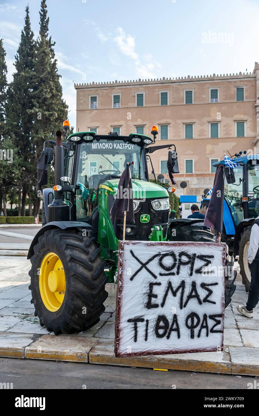 Striscione che dice in greco "cosa mangerai senza di noi?”, durante la protesta degli agricoltori ad Atene, davanti al Parlamento greco. Foto Stock