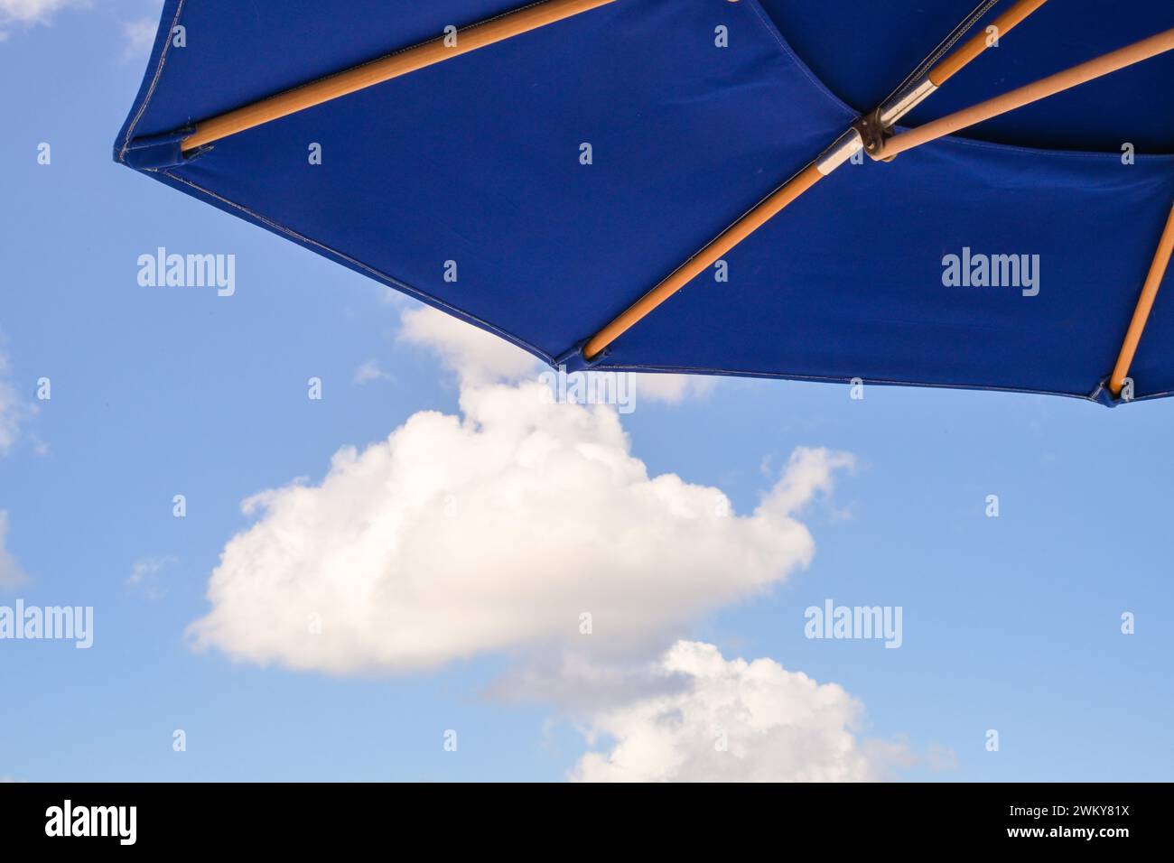 Vista su Blue Sky e ombrellone, Needhams Point Beach, Christ Church, Barbados Foto Stock