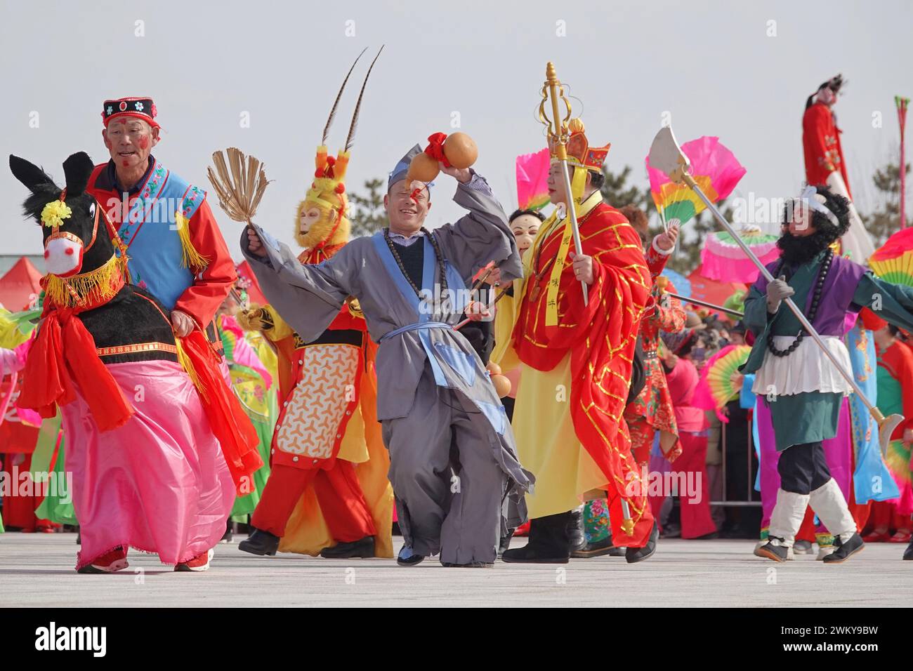 Yantai, Cina. 23 febbraio 2024. Artisti folk si esibiscono a Yangko in una mostra di arte popolare a Yantai, in Cina, il 23 febbraio 2024. (Foto di Costfoto/NurPhoto) credito: NurPhoto SRL/Alamy Live News Foto Stock