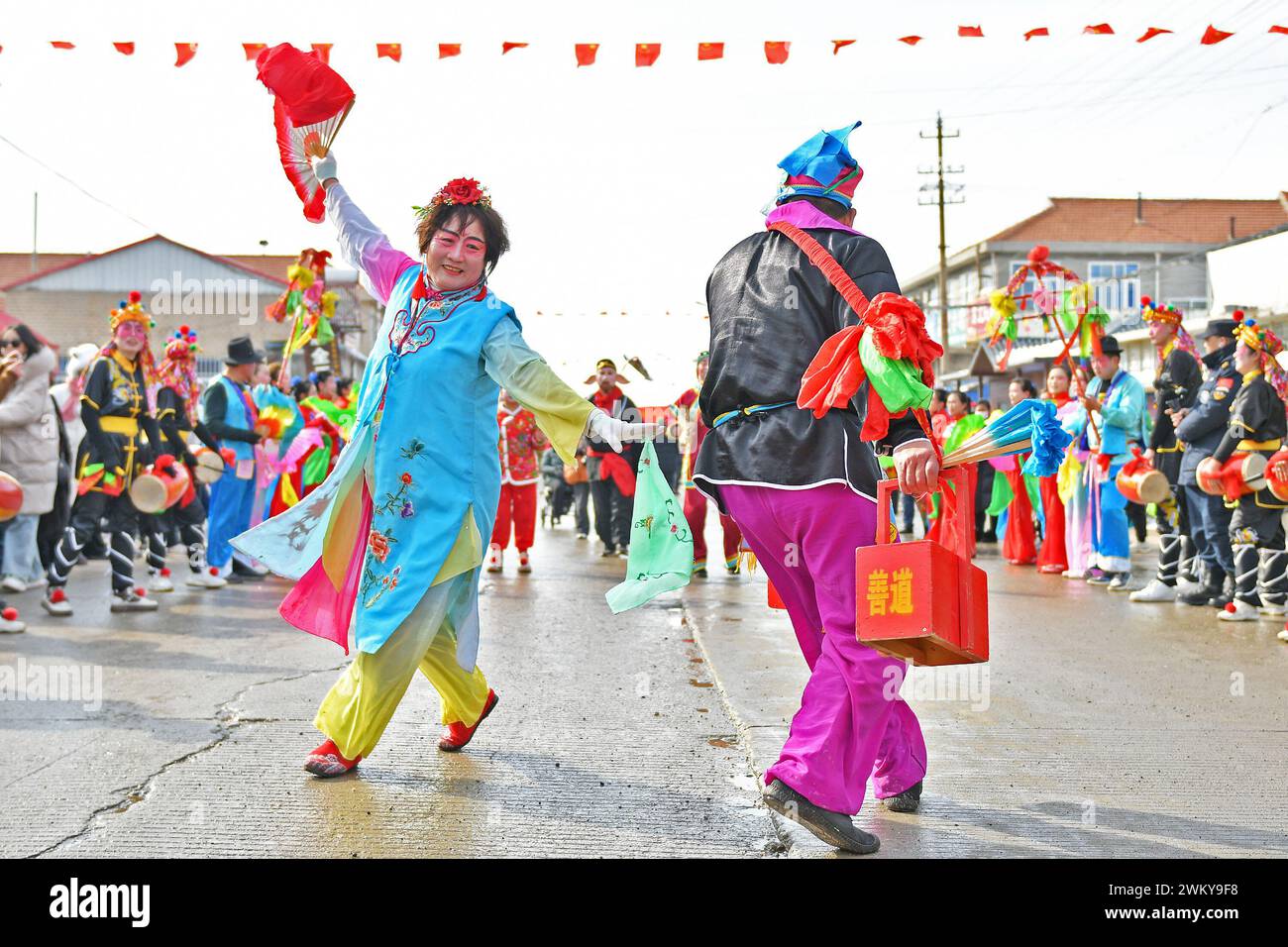 Yantai, Cina. 23 febbraio 2024. Gli artisti folk si esibiscono in costumi popolari locali durante un Fishing Lantern Festival nel villaggio di Luyang, Dajijia Street, Huang-Bohai New District, a Yantai, Cina, il 23 febbraio 2024. (Foto di Costfoto/NurPhoto) credito: NurPhoto SRL/Alamy Live News Foto Stock