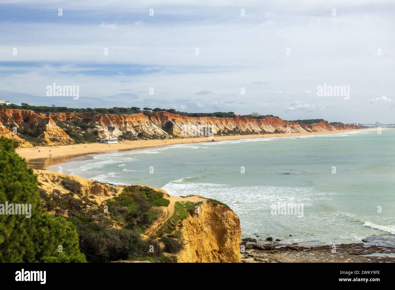 Spiaggia di Falesia (Praia da Falesia), vicino a Olhos de Agua l'Algarve Portogallo, la spiaggia più lunga dell'Algarve, lunga 6 KM, 16 febbraio 2024 Foto Stock