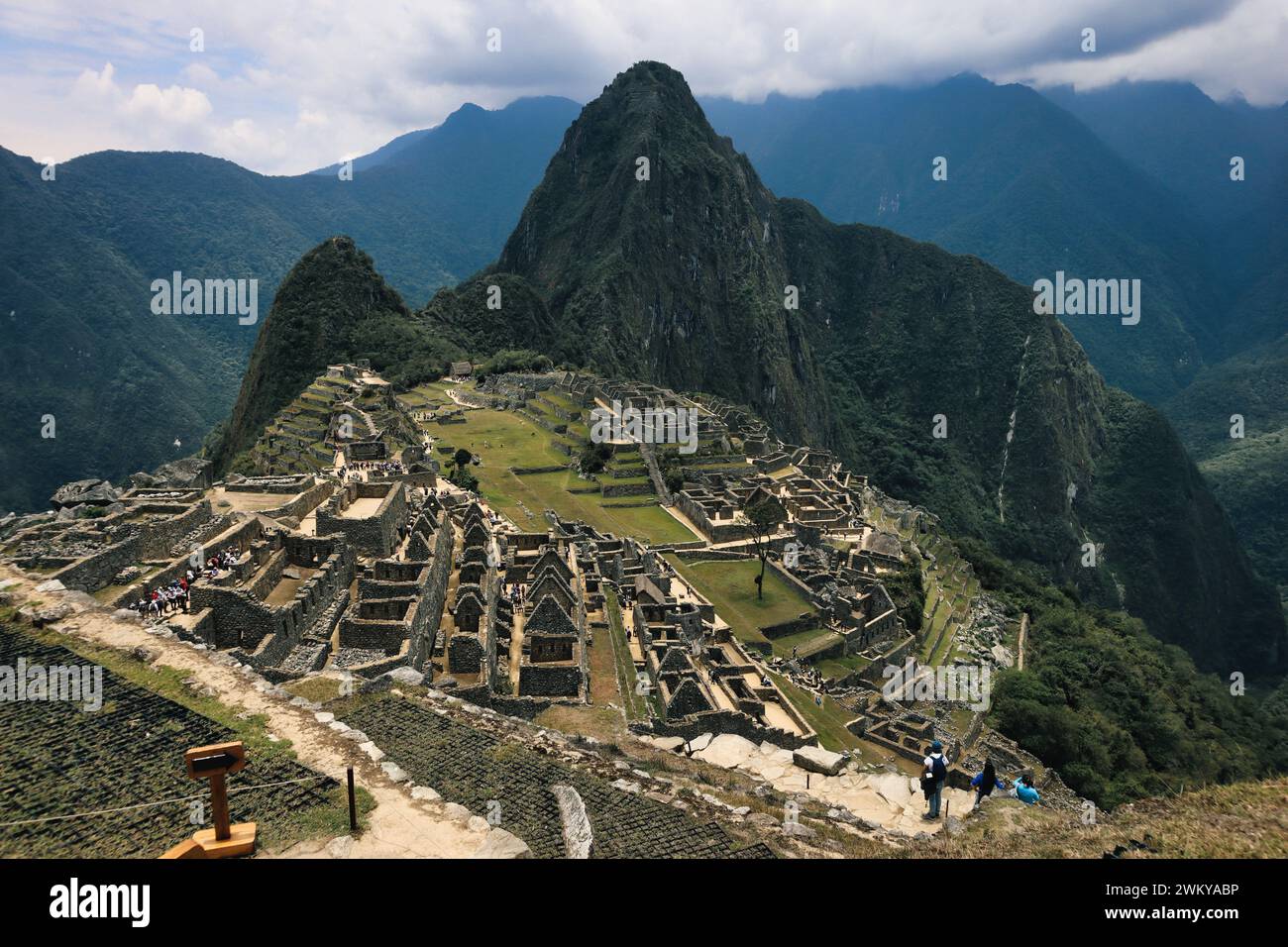 Machu Picchu, incastonata sulle Ande del Perù, è un'antica cittadella inca avvolta nella nebbia e nel mistero Foto Stock