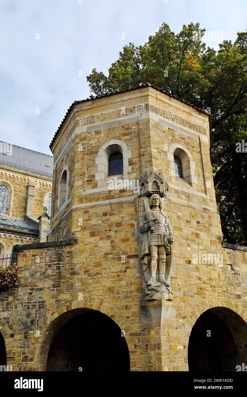 Dettagli architettonici w/ la figura di San Michele, WWI memorial, esterna di St Nikolaus Kirche (Chiesa di St Nicholas) Ankum, Germania. Foto Stock