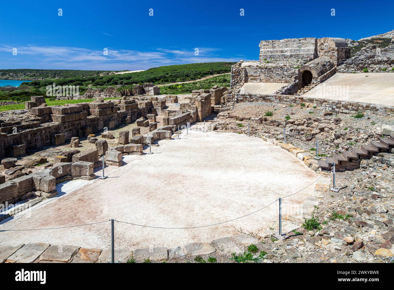 L'antico teatro romano di Baelo Claudia sorge graziosamente vicino alla spiaggia di Bolonia in Spagna. La struttura semicircolare, disposta con righe ordinate di Foto Stock