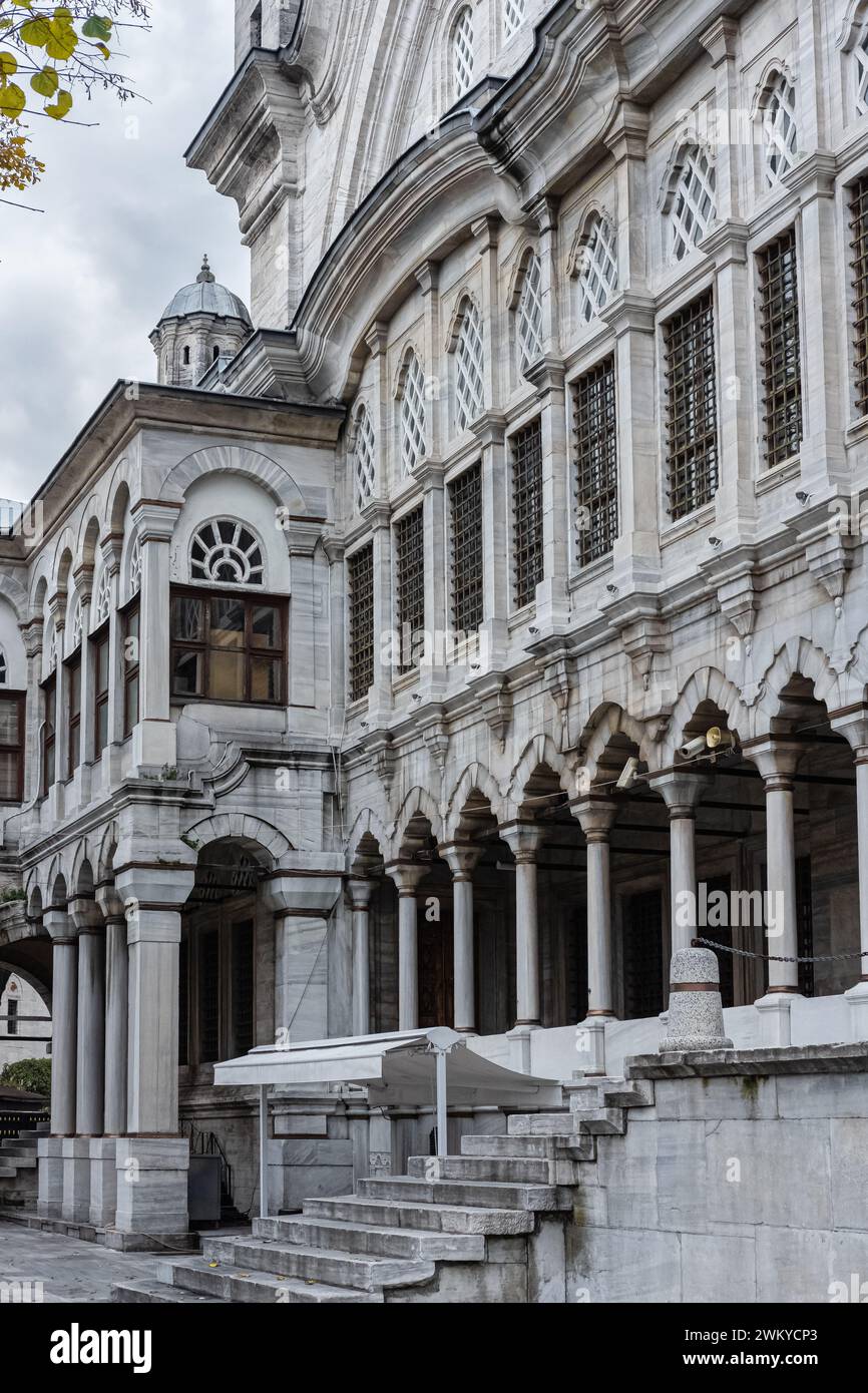 Per le strade di Istanbul, luoghi pubblici. Elementi di decorazioni architettoniche di edifici, portali e archi, modanature e motivi in gesso. Arco Foto Stock