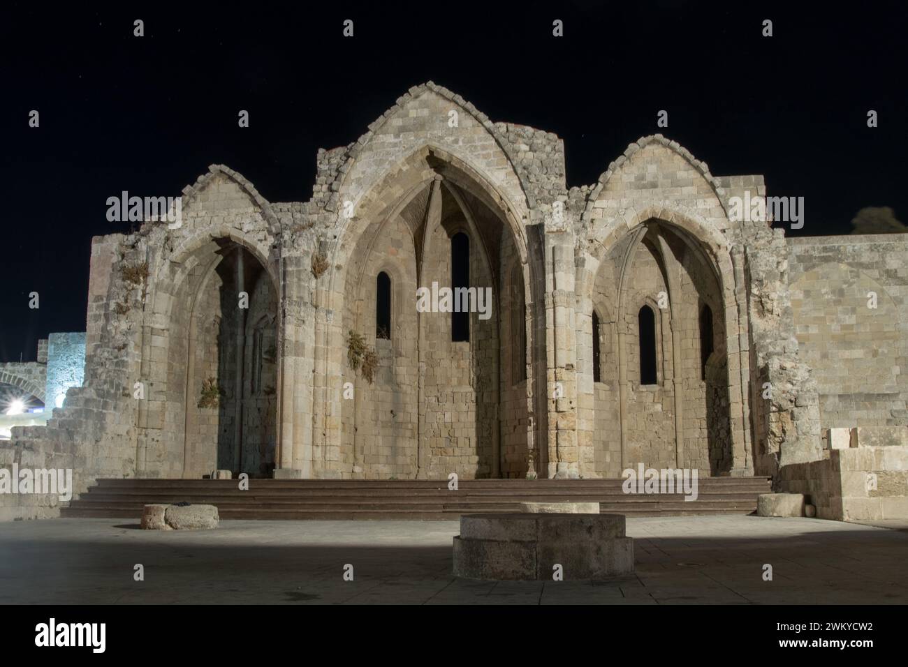 Rovine del coro della chiesa gotica della Vergine del Burgh nella città medievale di Rodi Foto Stock