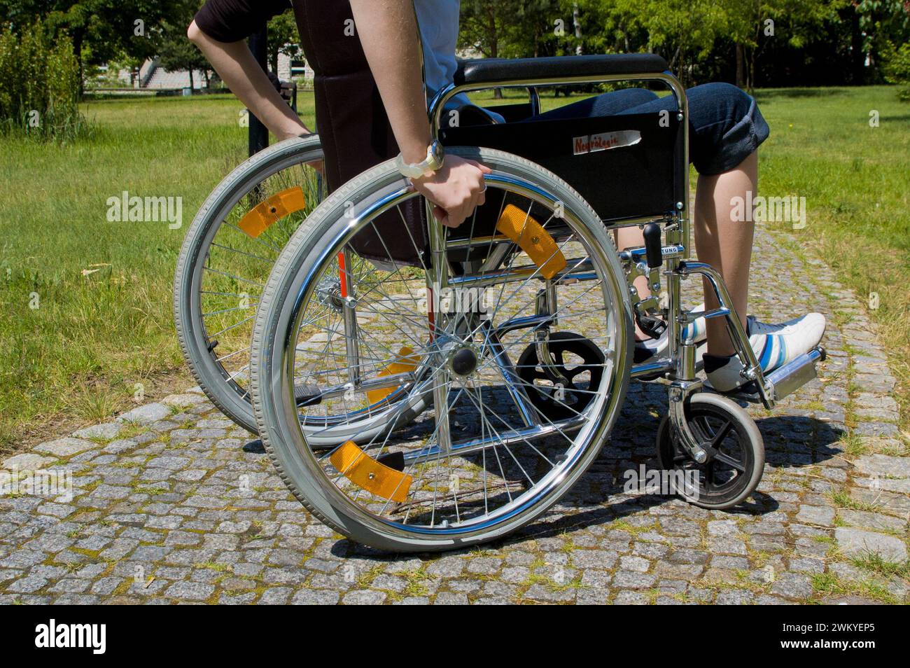 Jung im Rollstuhl Foto Stock