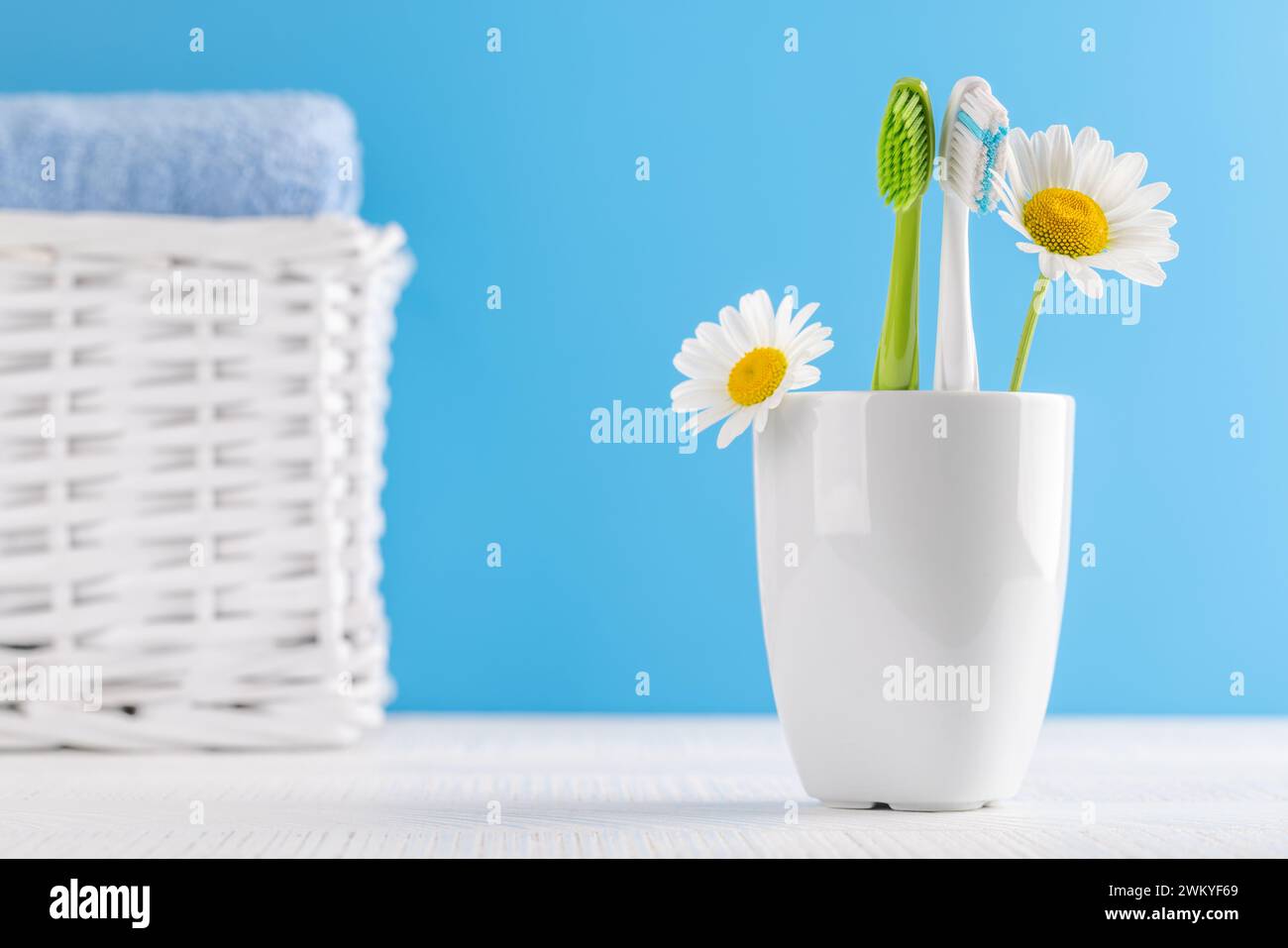 Un'immagine pulita e rinfrescante con spazzolini da denti e articoli da toeletta, che favorisce l'igiene orale e un sorriso luminoso Foto Stock