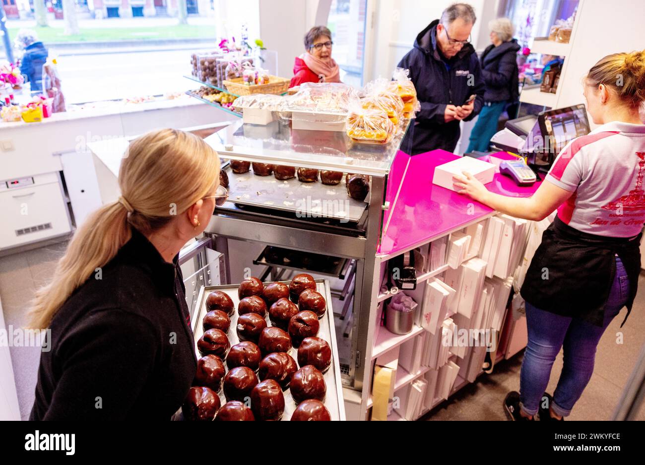 DEN BOSCH - i clienti acquistano Bossche Bollen presso Banketbakkerij Jan de Groot. De Bossche Bol è in circolazione da cento anni. ANP IRIS VAN DEN BROEK netherlands Out - belgio Out Foto Stock