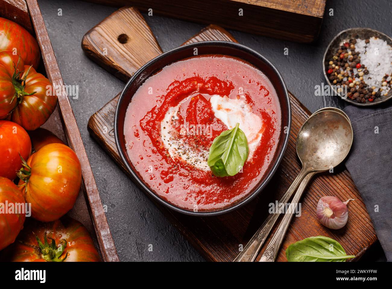 Rinfrescante zuppa di gazpacho di pomodoro freddo fatta in casa Foto Stock