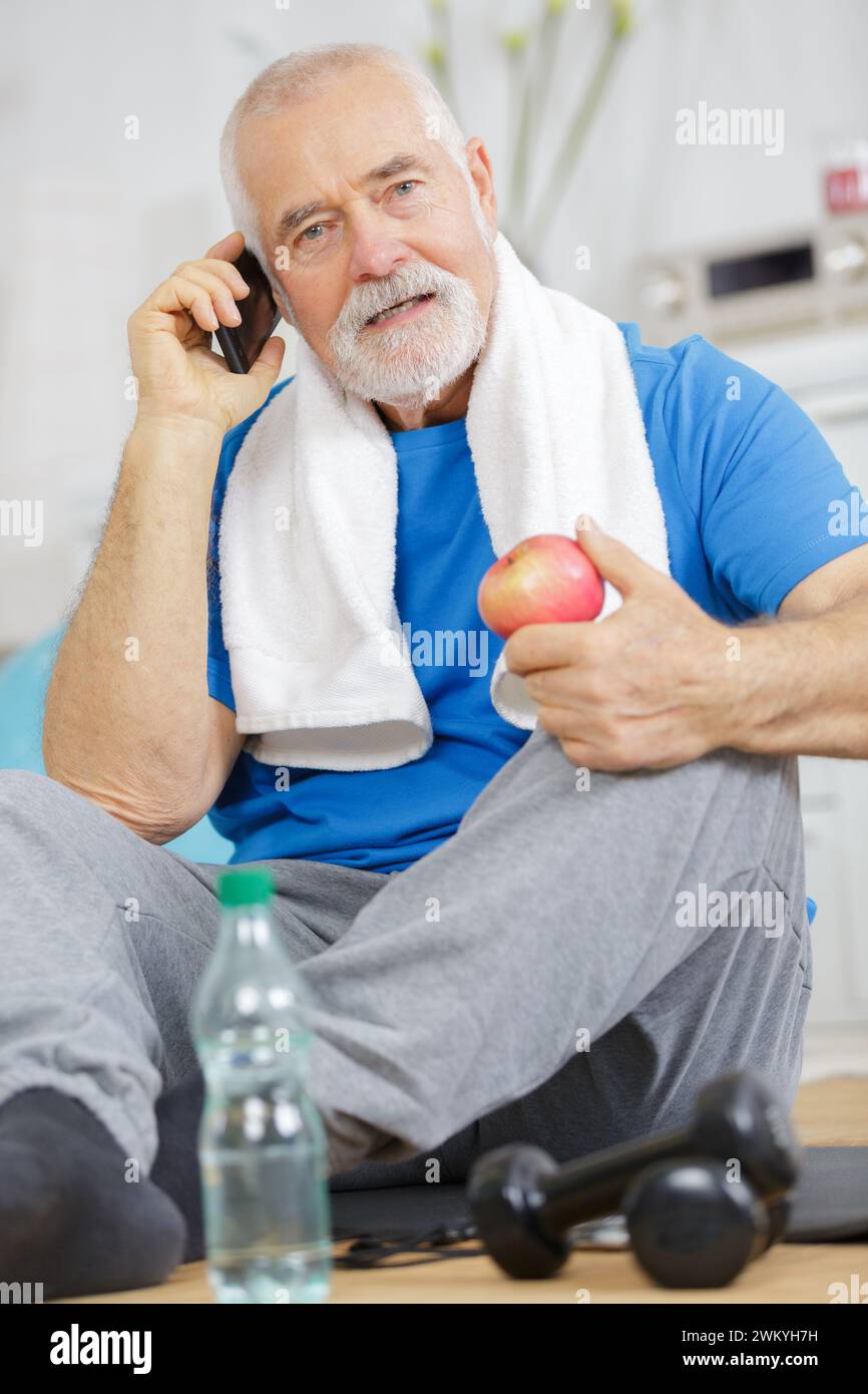 uomo maturo con mela su sfondo bianco Foto Stock