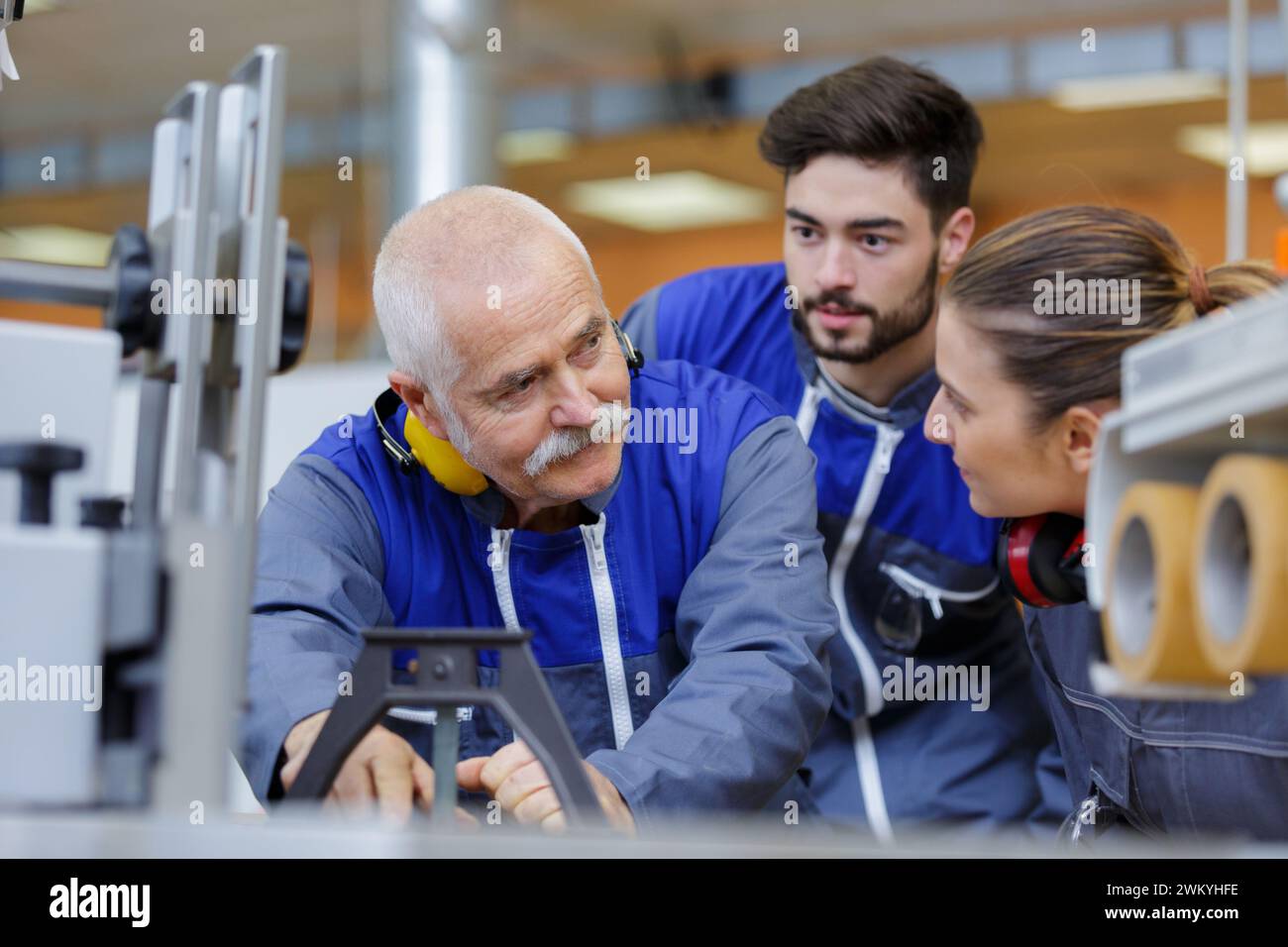 ritratto di donna che impara a conoscere il lavoro dei liutai Foto Stock