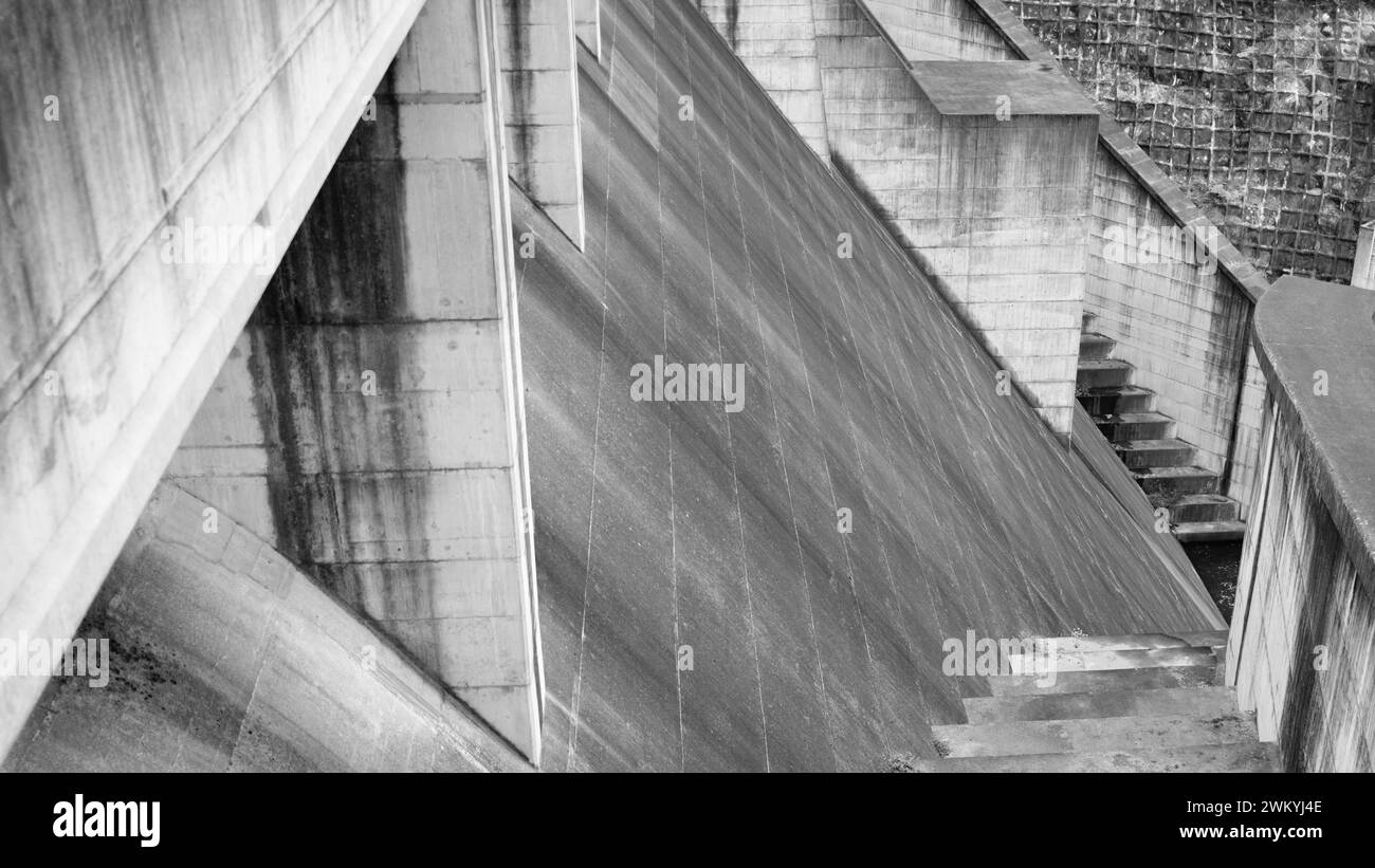 La costruzione della diga fu completata nel marzo 1988, raggiungendo un'altezza di 840 metri (circa 2.756 piedi) dalla sua fondazione Foto Stock