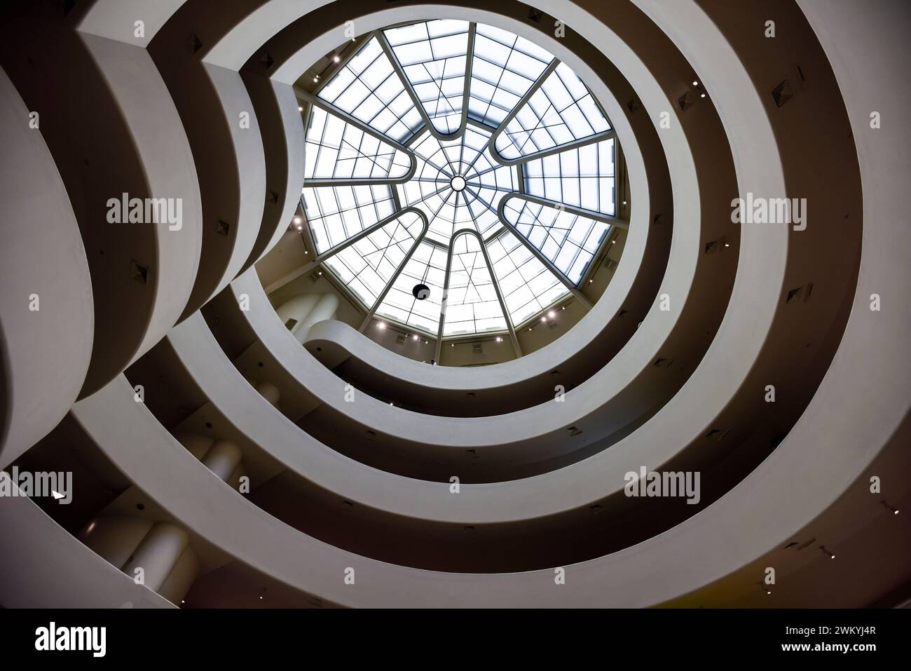 L'atrio del Museo Guggenheim guarda la luce del cielo di oculus Foto Stock