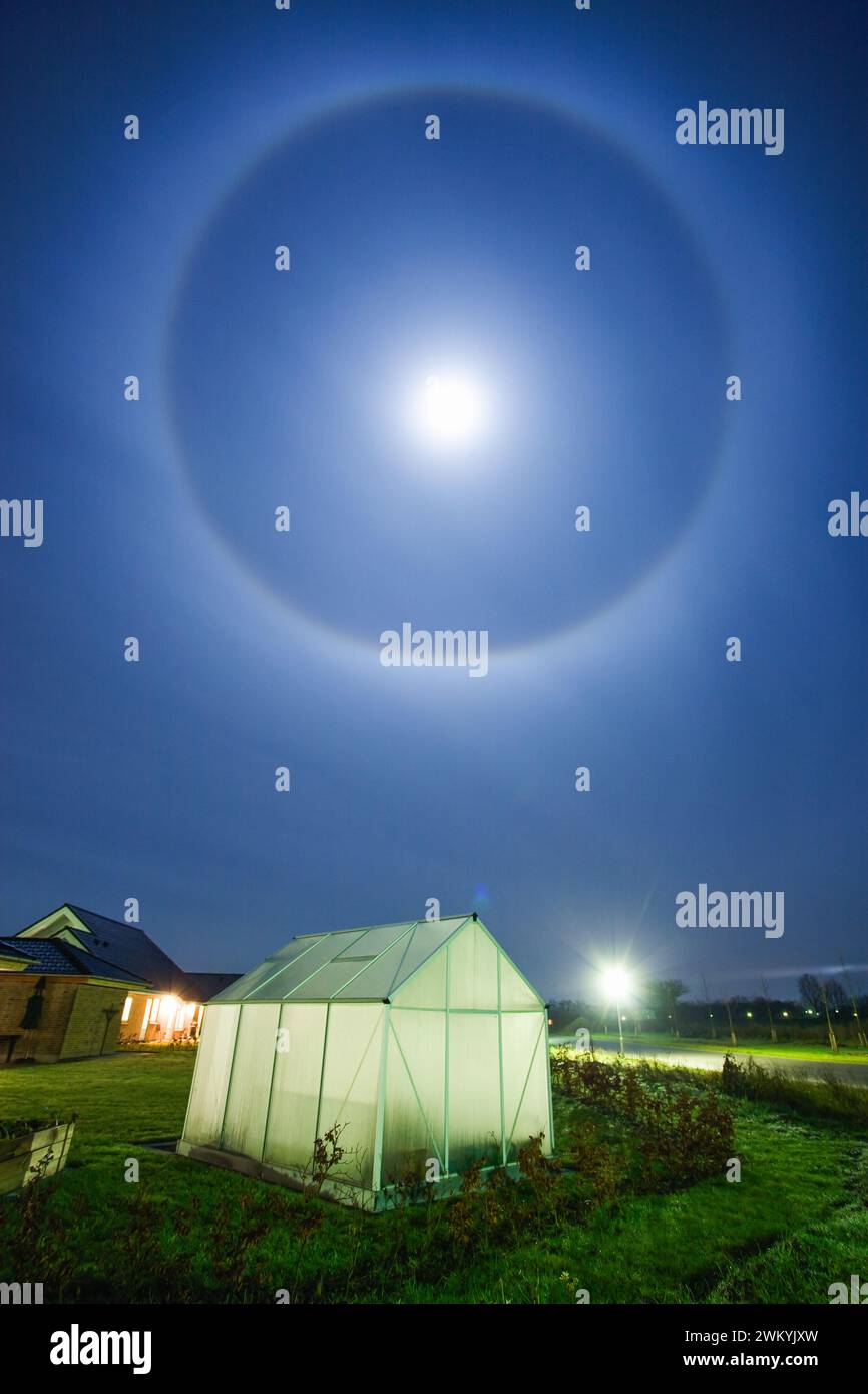 Un alone lunare è un fenomeno ottico atmosferico Foto Stock