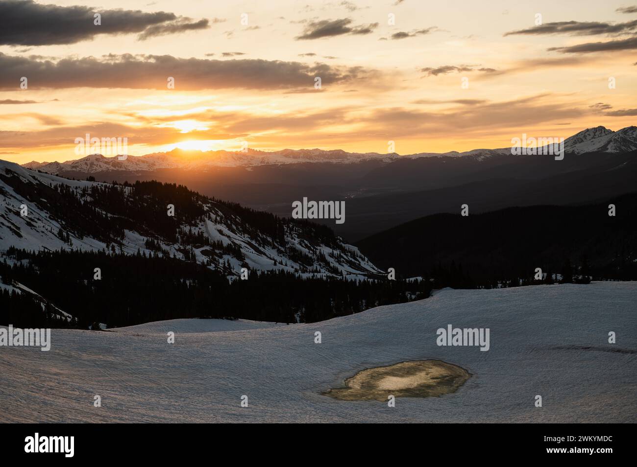 Tramonto dietro le vette delle montagne, Colorado Foto Stock