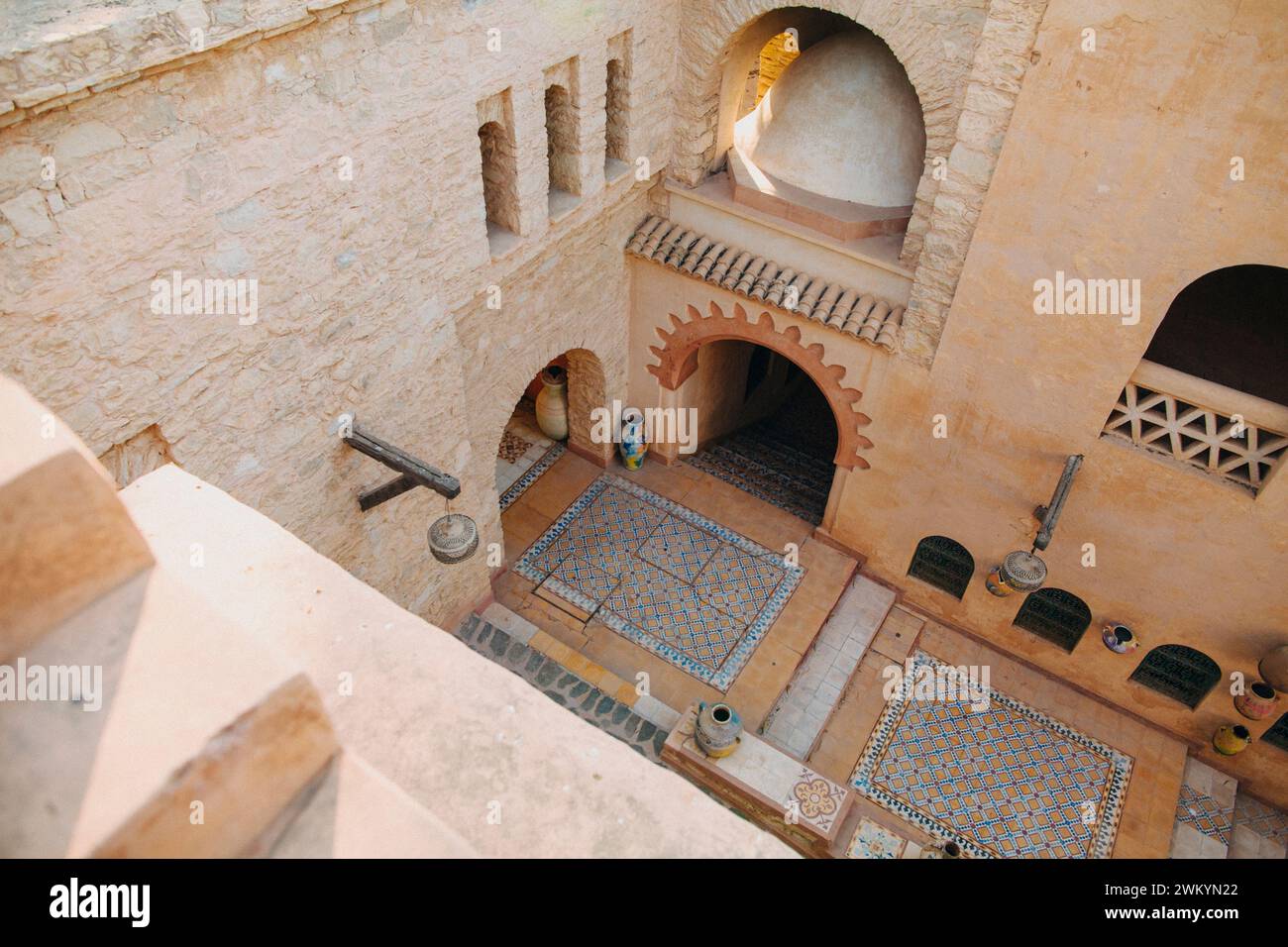 Affacciato su un antico centro cittadino africano. Foto Stock